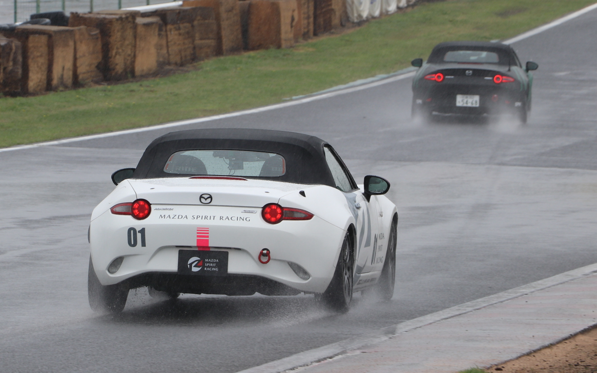 雨の中、路面のグリップ力を確認しながら少しずつペースアップしていく参加者たち