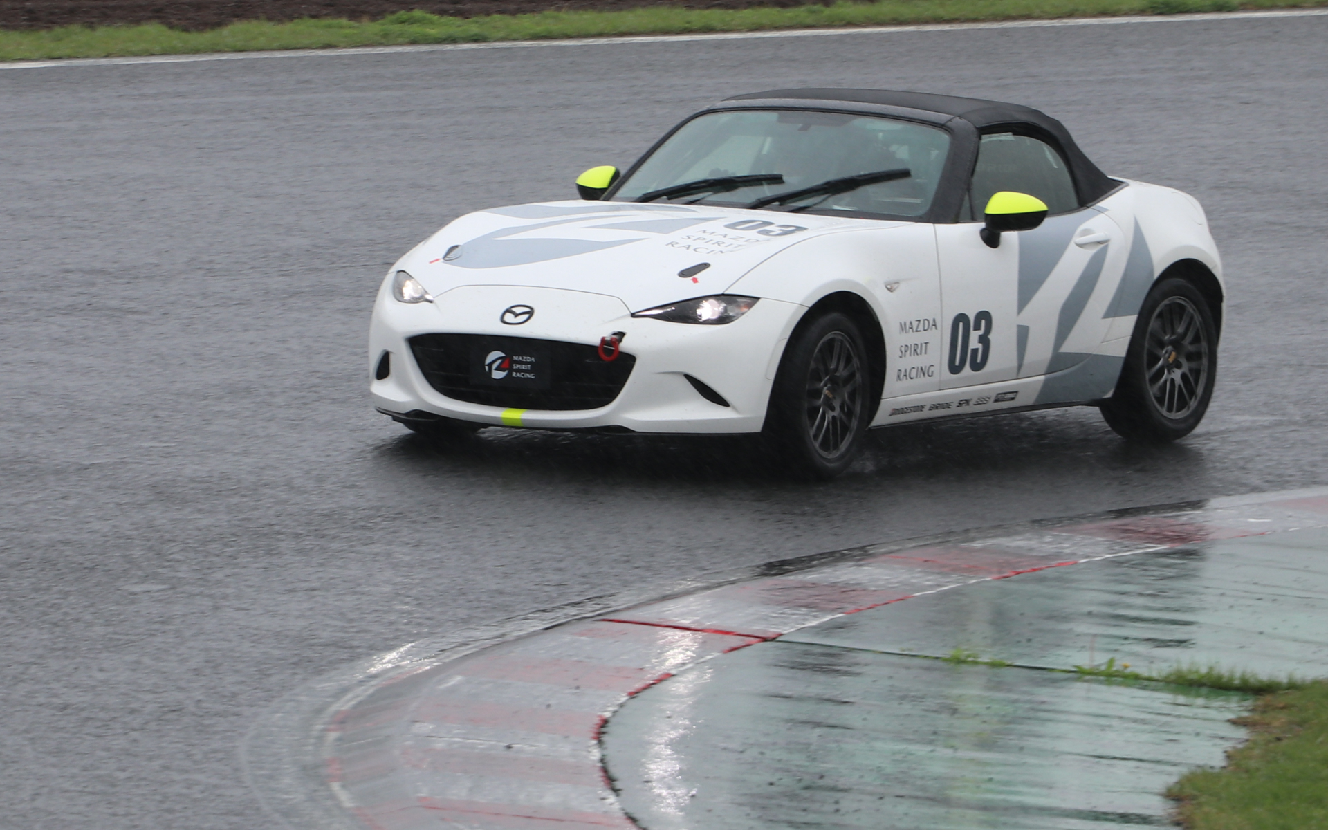 雨の中、路面のグリップ力を確認しながら少しずつペースアップしていく参加者たち