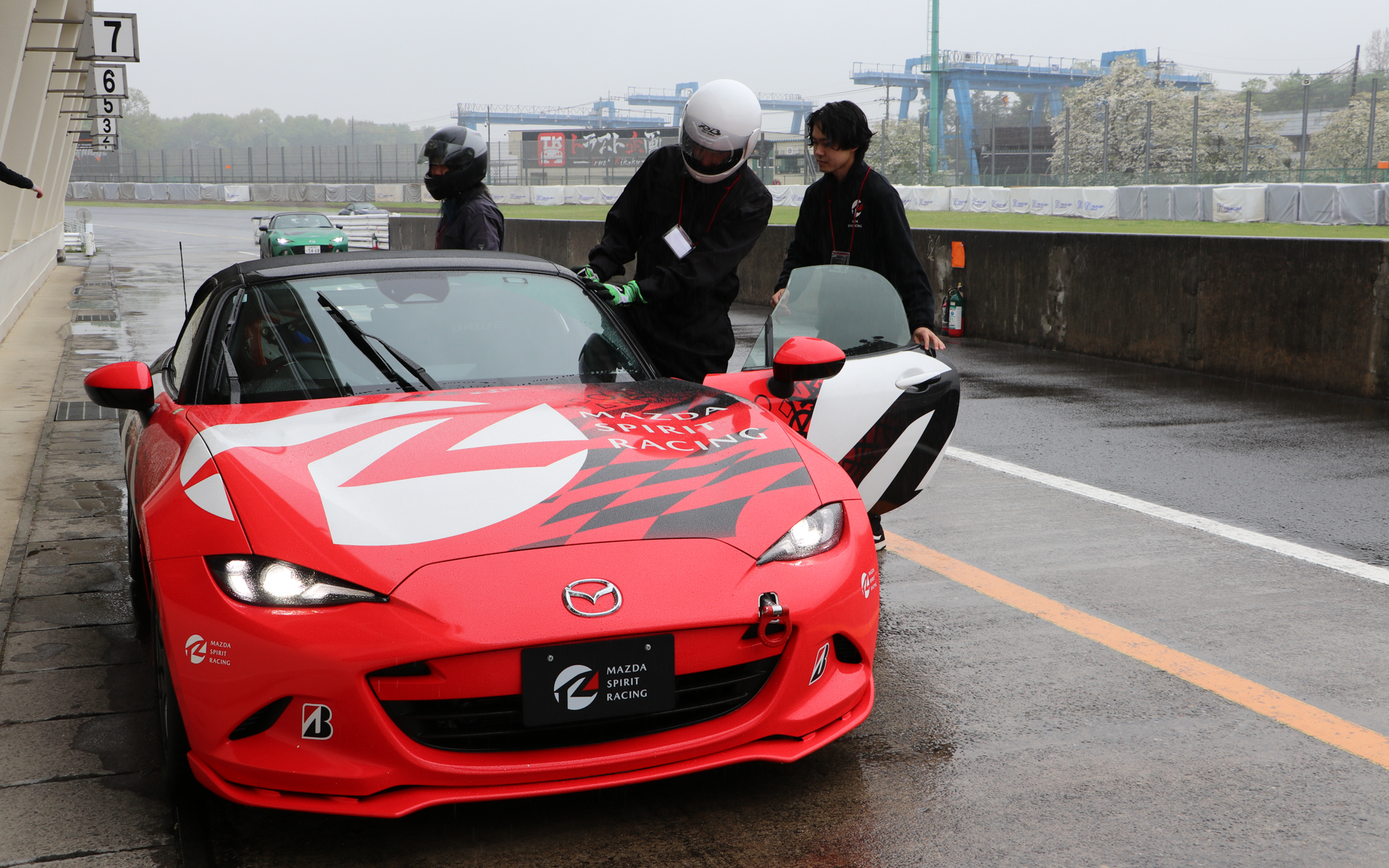 インストラクターの助手席に乗ってドライビングを学ぶ同乗走行も実施。ライン取りやシフトタイミングなどを肌で覚える