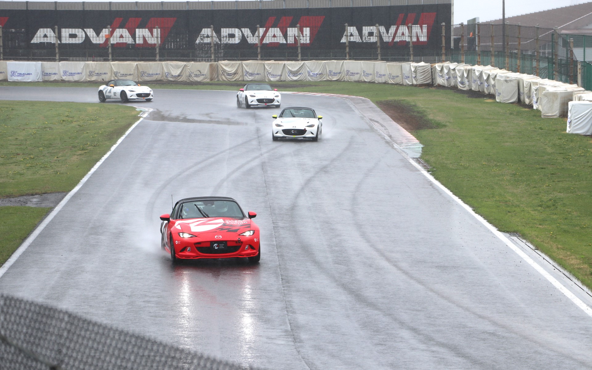 インストラクターの助手席に乗ってドライビングを学ぶ同乗走行も実施。ライン取りやシフトタイミングなどを肌で覚える