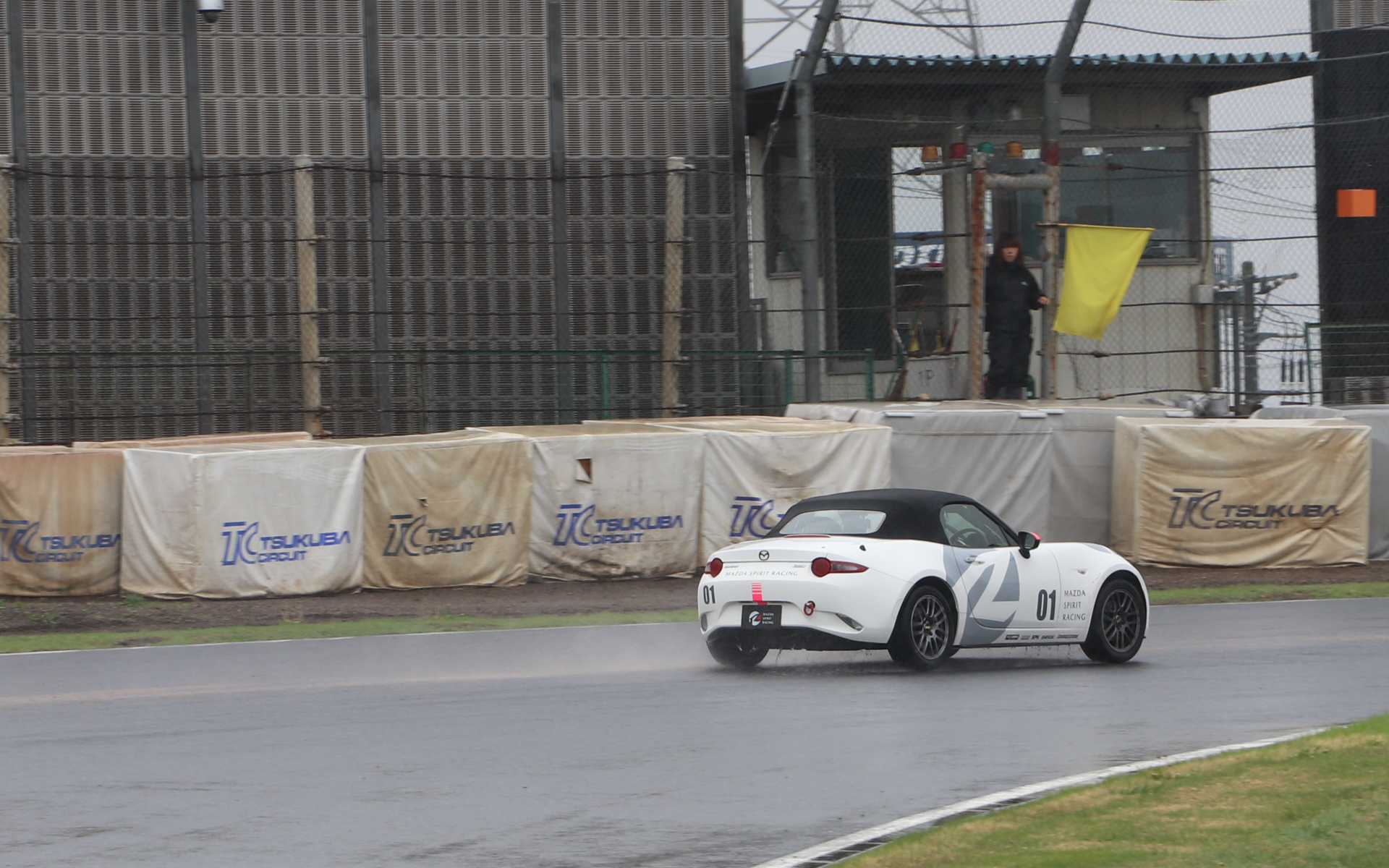 ポストの旗は必ず確認しながら走行しなければいけない