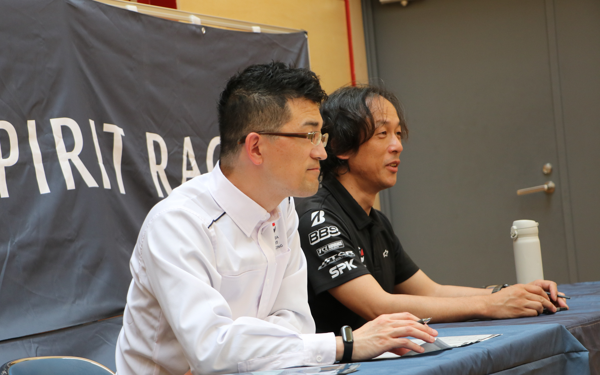 マツダ ブランド体験推進本部 ブランド体験ビジネス企画部 モータースポーツ体験グルーブ 主幹の後藤憲吾氏（手前）と、チャレンジプログラムのチーフインストラクターを務めるTCRジャパン代表の加藤彰彬氏（奥）