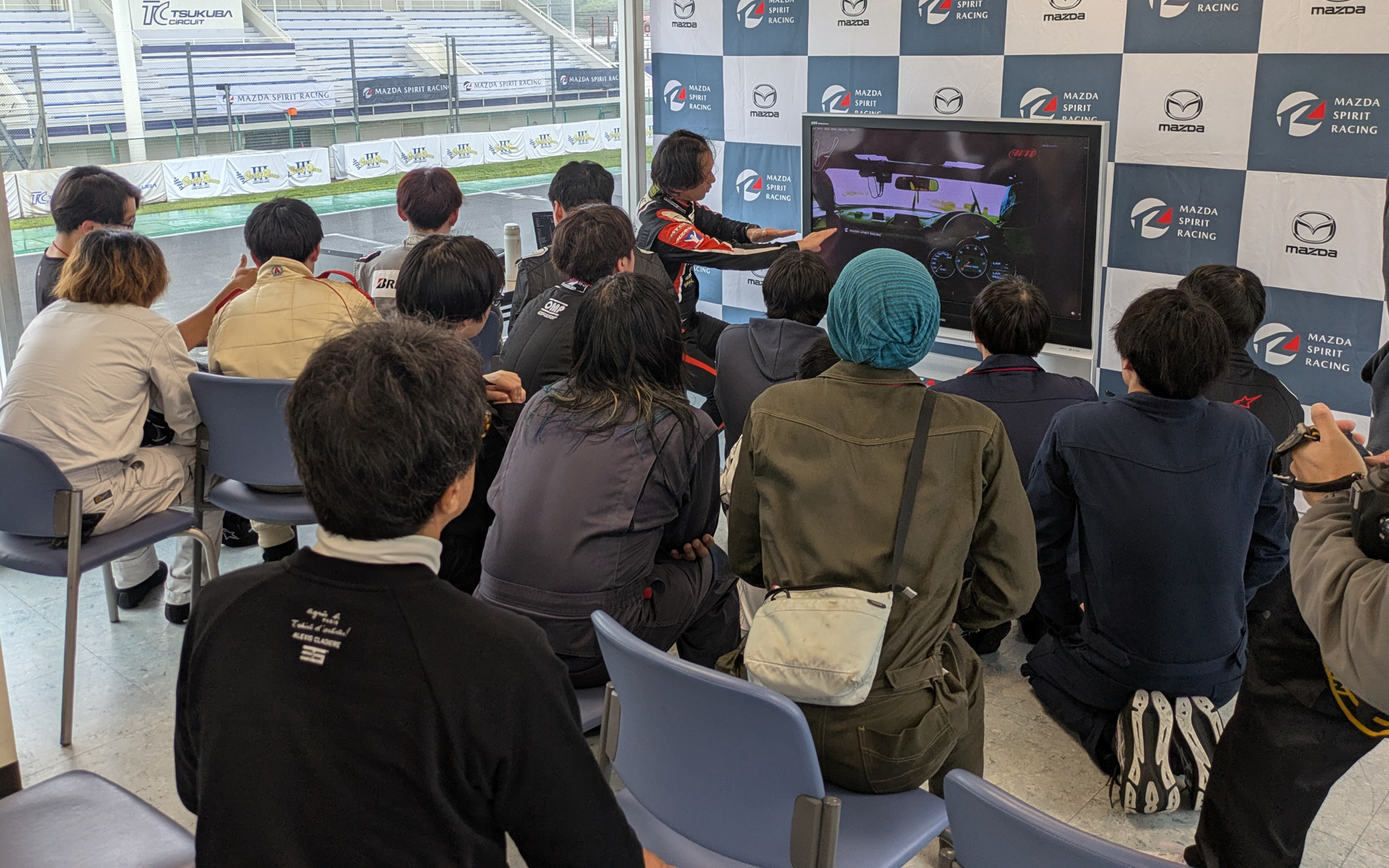 振り返り学習では自分だけでなく他人の車載映像も見ながら、修正ポイントの確認を行なっていた