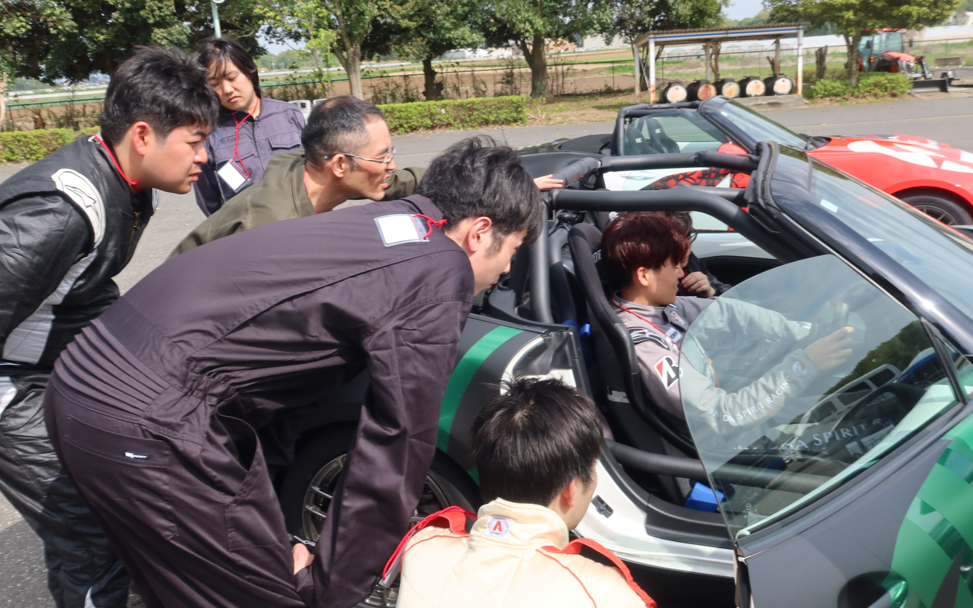 クルマの挙動をしっかりと感じ取るための4点式シートベルトは、サーキット走行ならではの装備となる