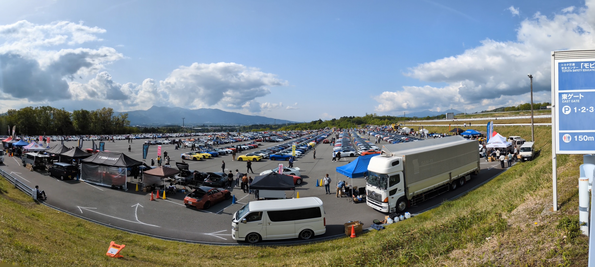 会場は富士スピードウェイのCGパークで、収容台数の上限目安となる1500台を超えるフェアレディZが集まった。また、会場に入れなかった車両も富士スピードウェイ内の他エリアの駐車場に多くとまっていて、総数は1700台を軽く超えていたと思われる