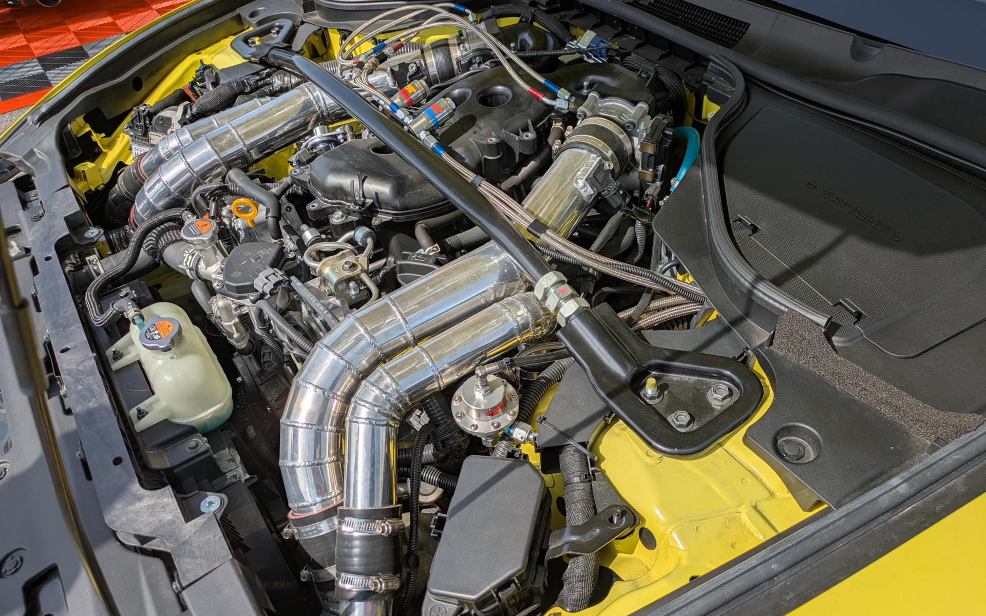 ドラッグレース仕様のRZ34型のエンジンルーム