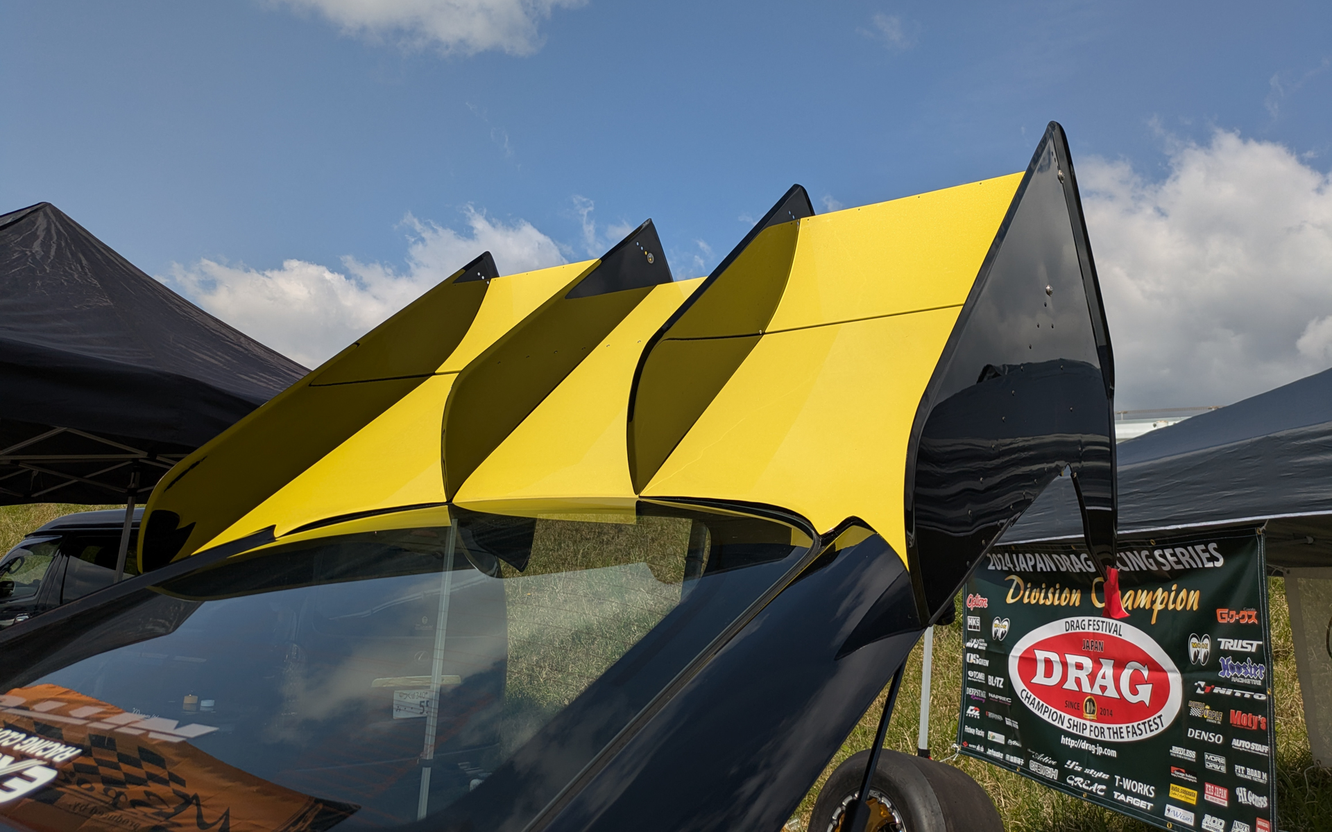 リアは直進安定性を高めるドラッグ用ウイングを装備