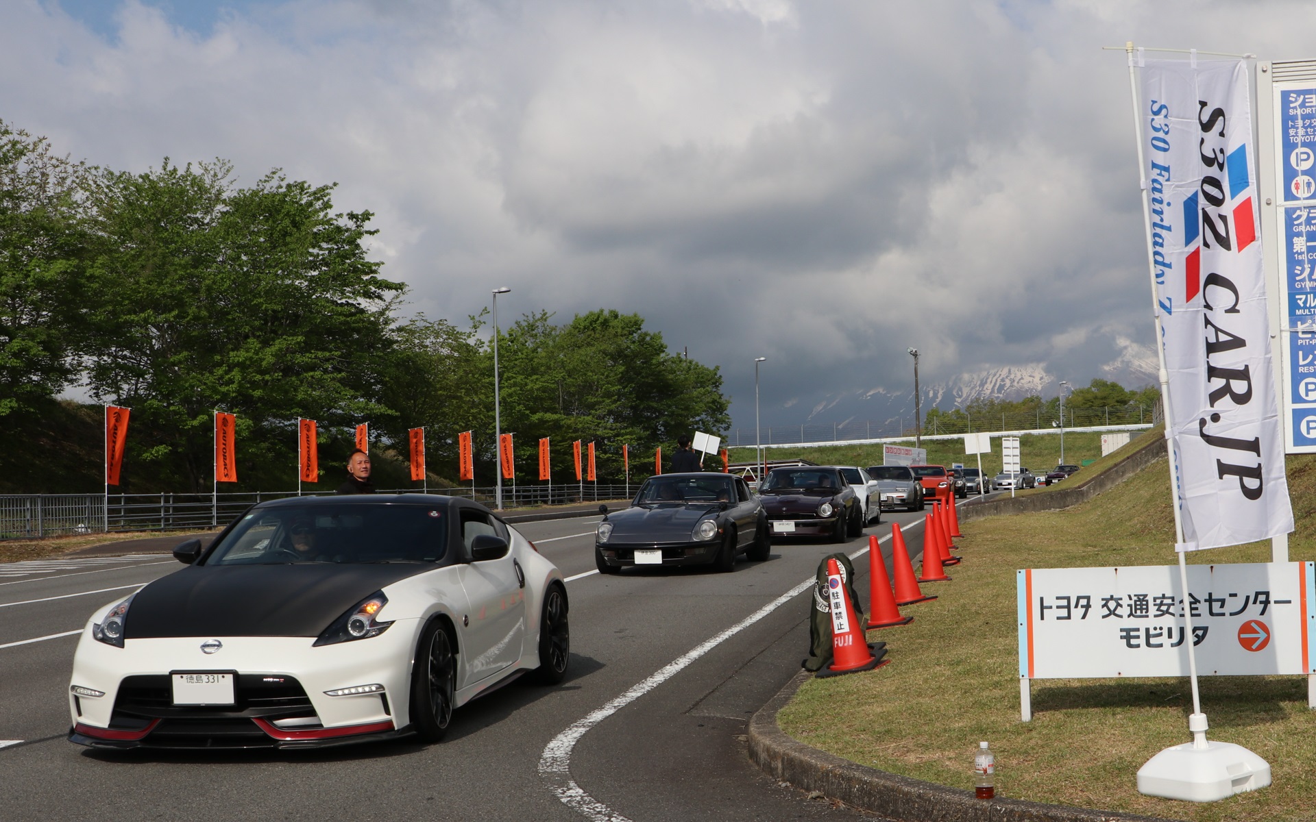 イベント開始の9時までに参加者を会場内へ入れるため、朝5時からゲートを開けて誘導。スタッフのほとんどはボランティアという