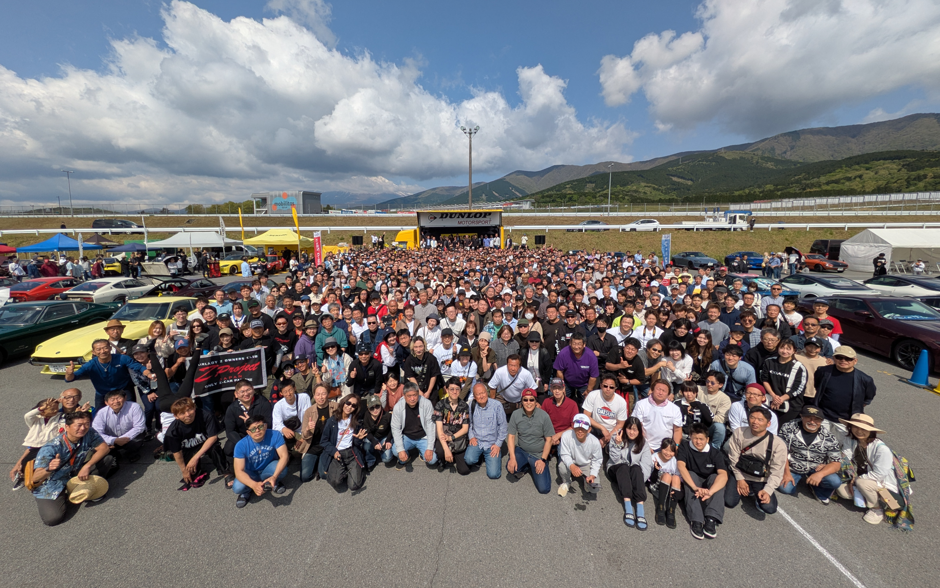 DUNLOPオールフェアレディZミーティング＠富士スピードウェイ2025の参加者たちによる記念撮影