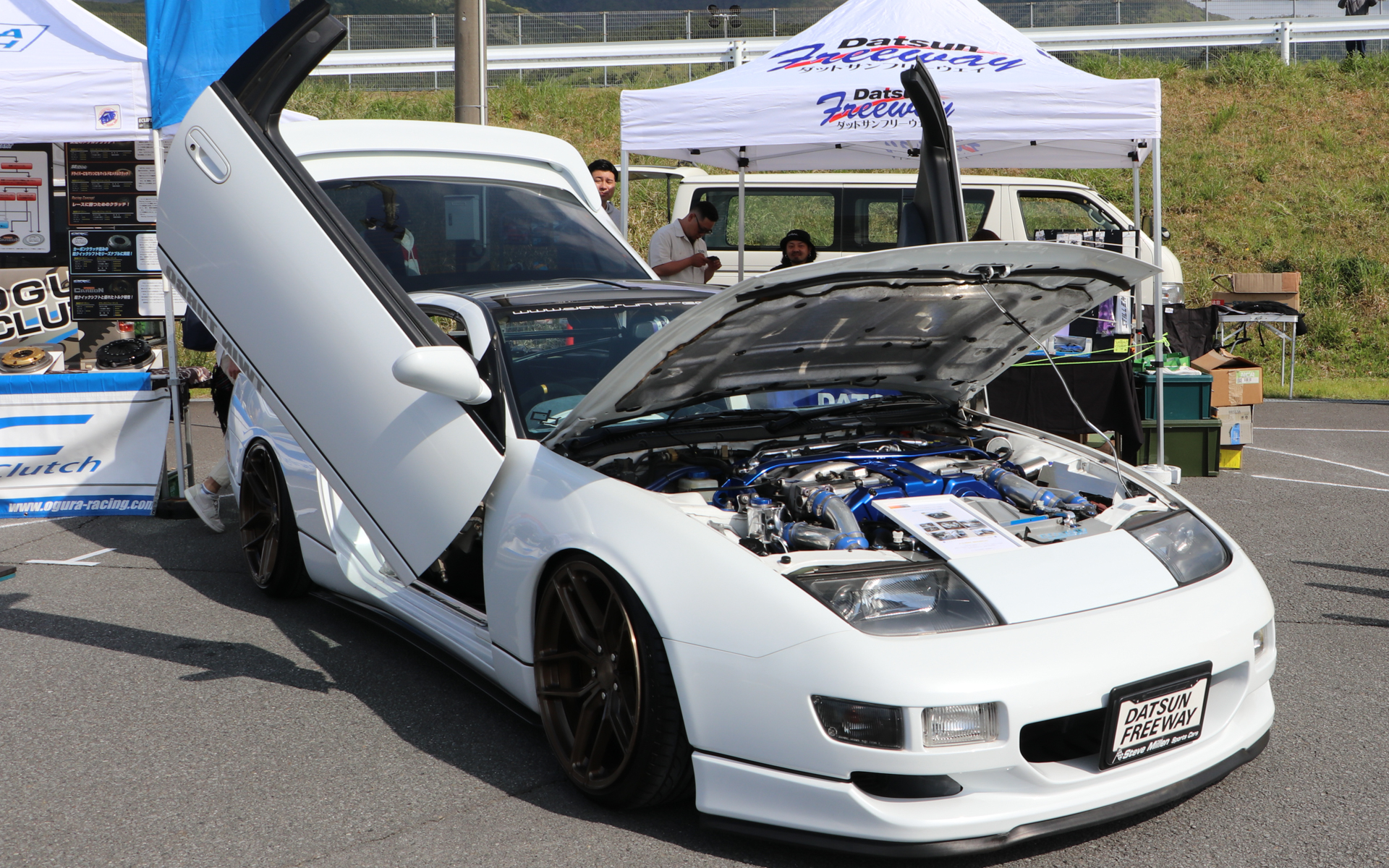 <a href="http://www.datsun-freeway.com/" class="n" target="_blank">ダットサンフリーウェイ</a>のデモカー（Z32）