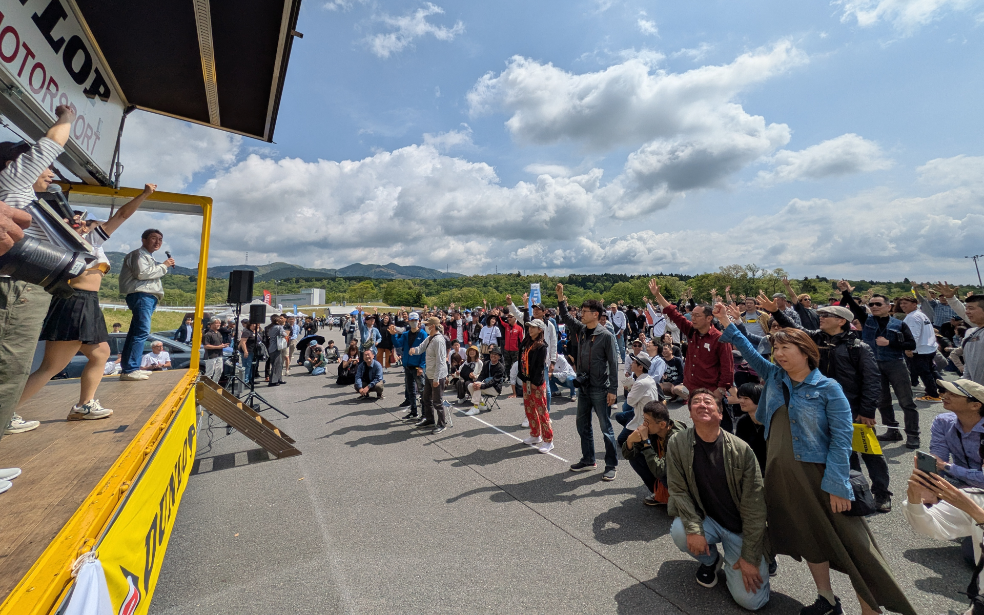 開会式で行なわれた本コース体験走行会の当日販売枠を巡ってのジャンケン大会の様子