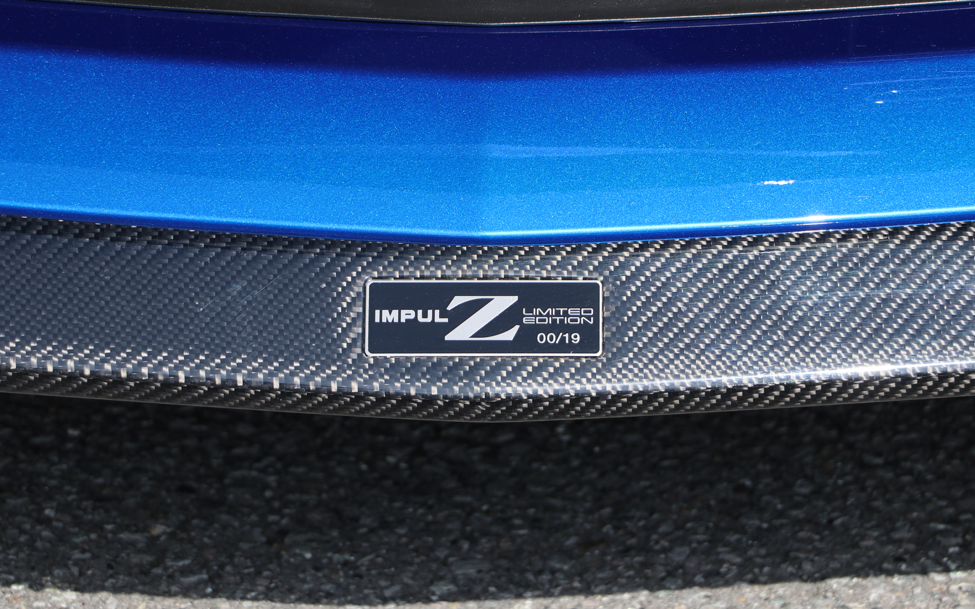 シリアル番号入りロゴプレート