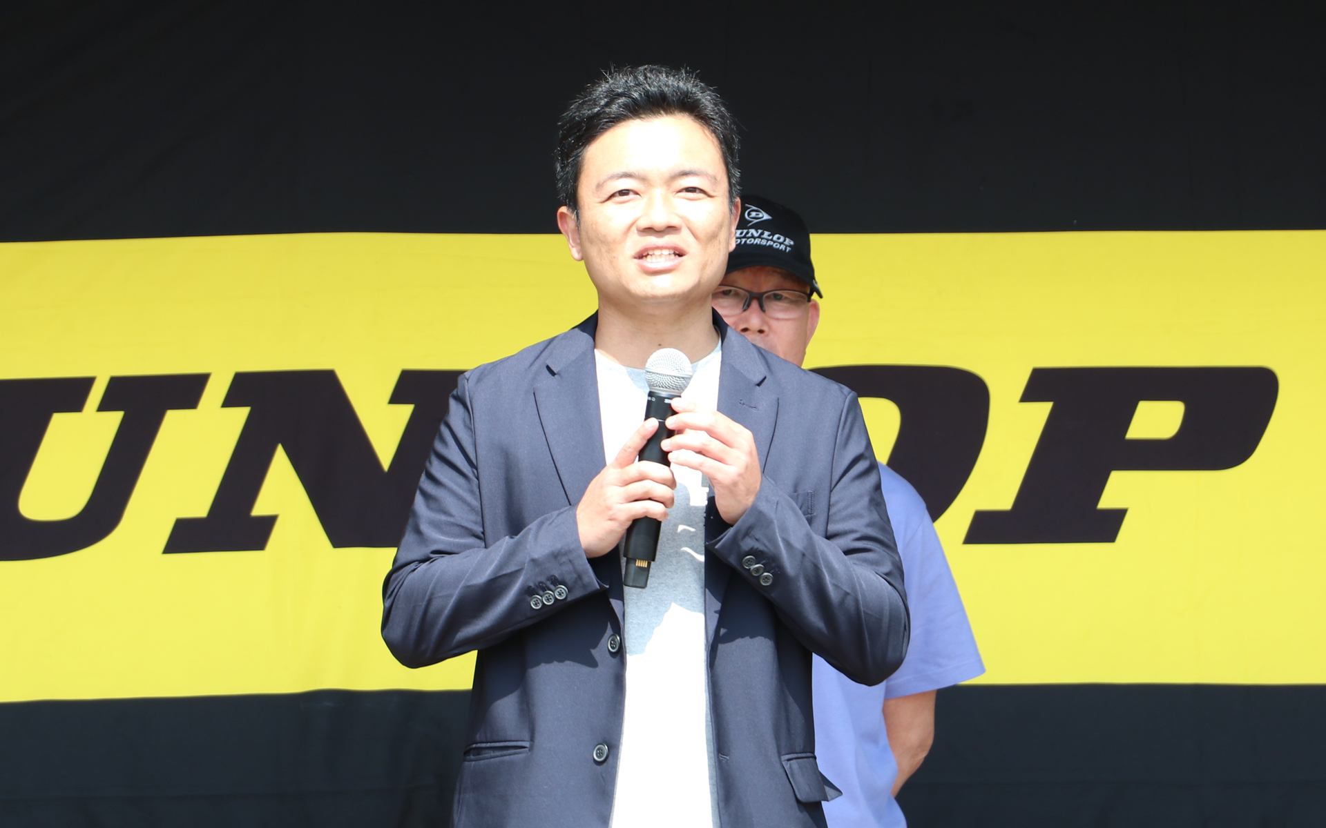 住友ゴム工業株式会社 タイヤ事業本部 企画本部 グローバルマーケティング部 宇野弘基氏。タイヤ開発に携わりながら、自らのドライブでフォーミュラドリフトに参戦するほか、YouTubeチャンネル<a href="https://www.youtube.com/@AMCRacing" class="n" target="_blank">「あかでみっくラバー博士のくるま奮闘記　AMC Racing」</a>で“ラバー博士”としても活動している