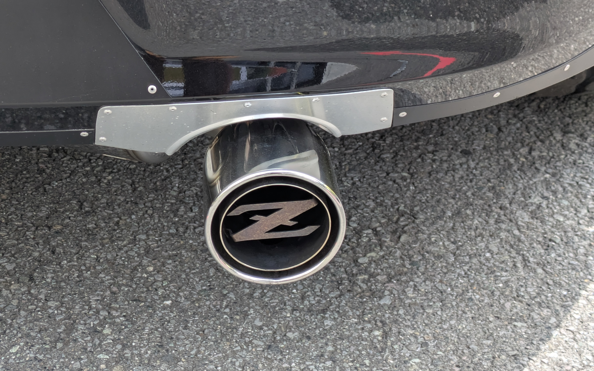 マフラー出口にも「Z」のイニシャル