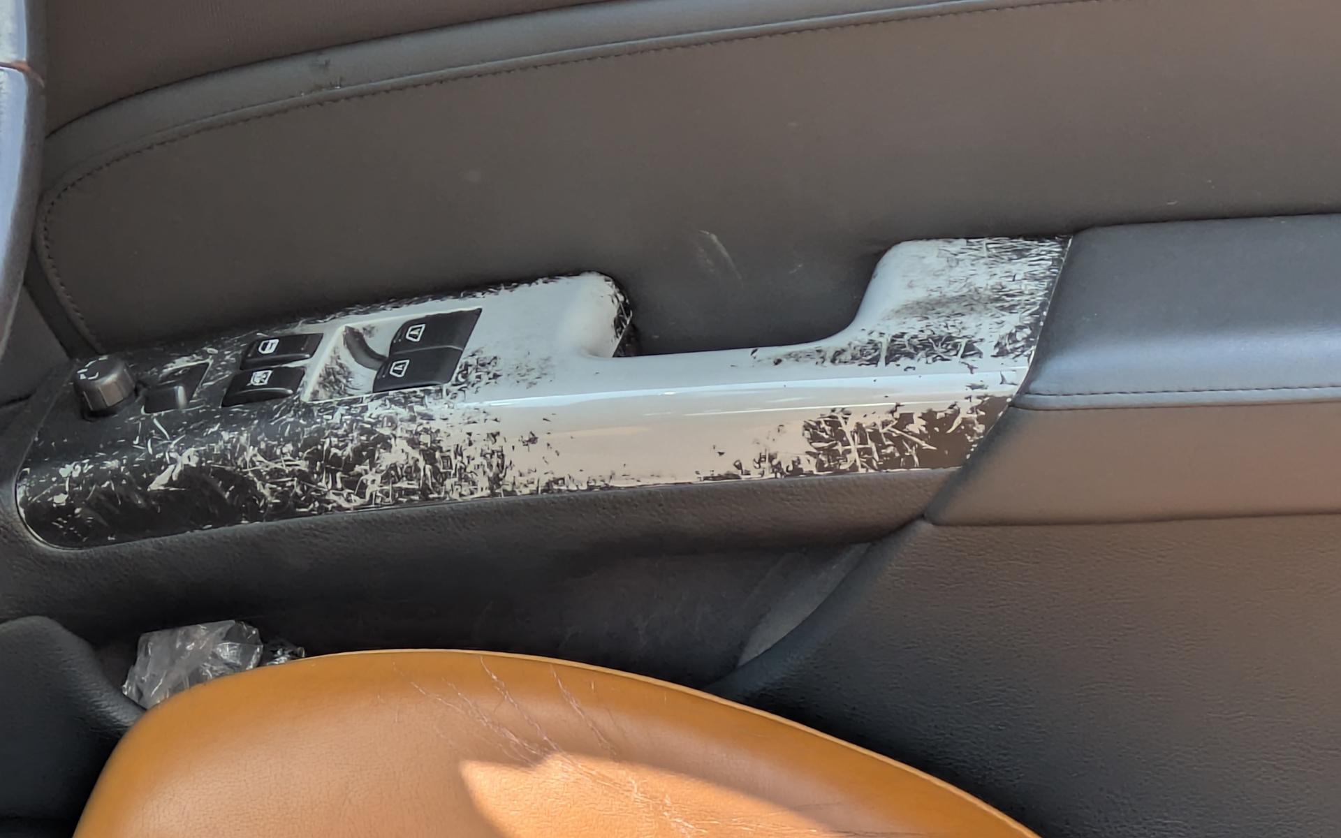 ウィンドウスイッチパネルは20年間しっかり使っていることが分かる状態