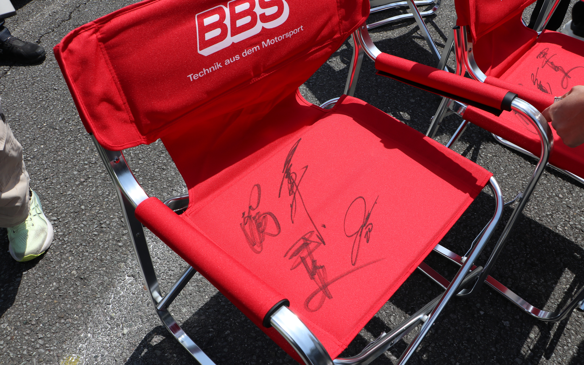 レジェンドドライバーのサインが書かれたディレクターチェアも景品として用意
