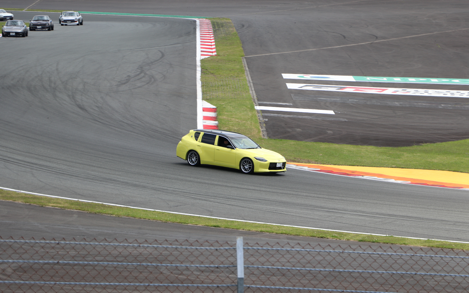 日産京都自動車大学校の生徒たちが制作した「フェアレディZワゴン（ステージアがベース）」も実際に走る姿を披露