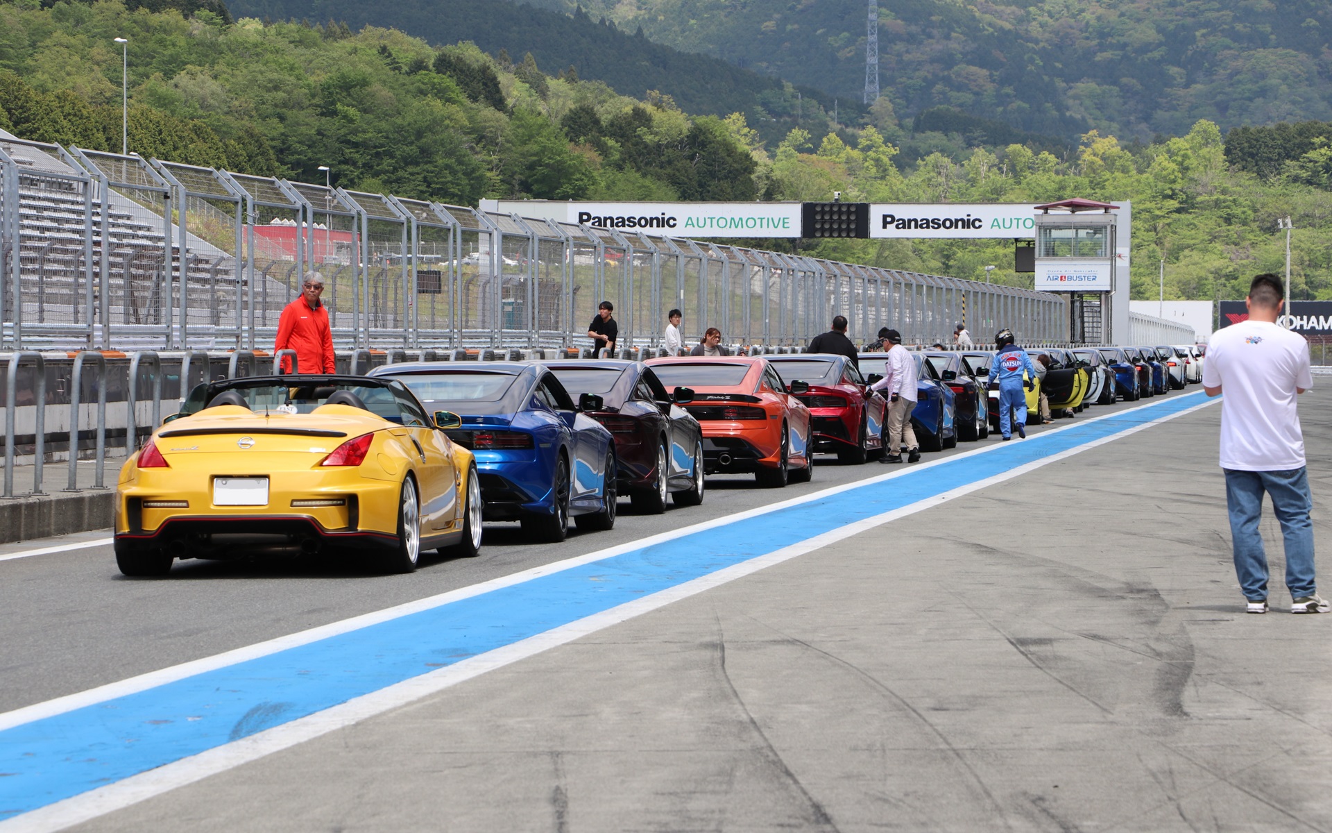 ピットレーンに並んで自分たちの素行時間を待つZの列