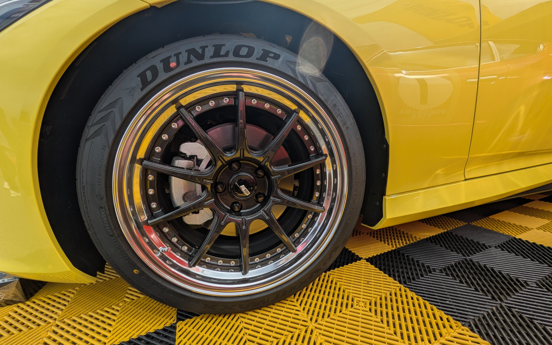 ダンロップの宇野氏の愛車であるRZ34型。タイヤは自身が開発に携わっている「スポーツマックス」ブランドを装着。ホイールはフォーミュラドリフトでもサポートしている株式会社タナベのSSR「GTX01RS」を履く