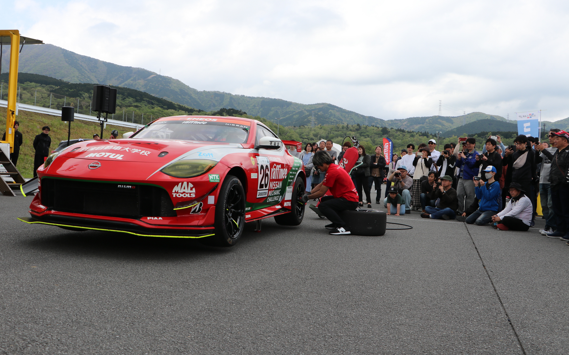 ステージ前ではTEAM ZEROONEのスーパー耐久シリーズ参戦マシン「Nissan Z NISMO GT4」のタイヤ交換デモンストレーションも実施。イベント当日は走行していないのでホイールは冷たかったが、レース本番では超高温になったホイールを、1本あたりわずか10～11秒で交換するという