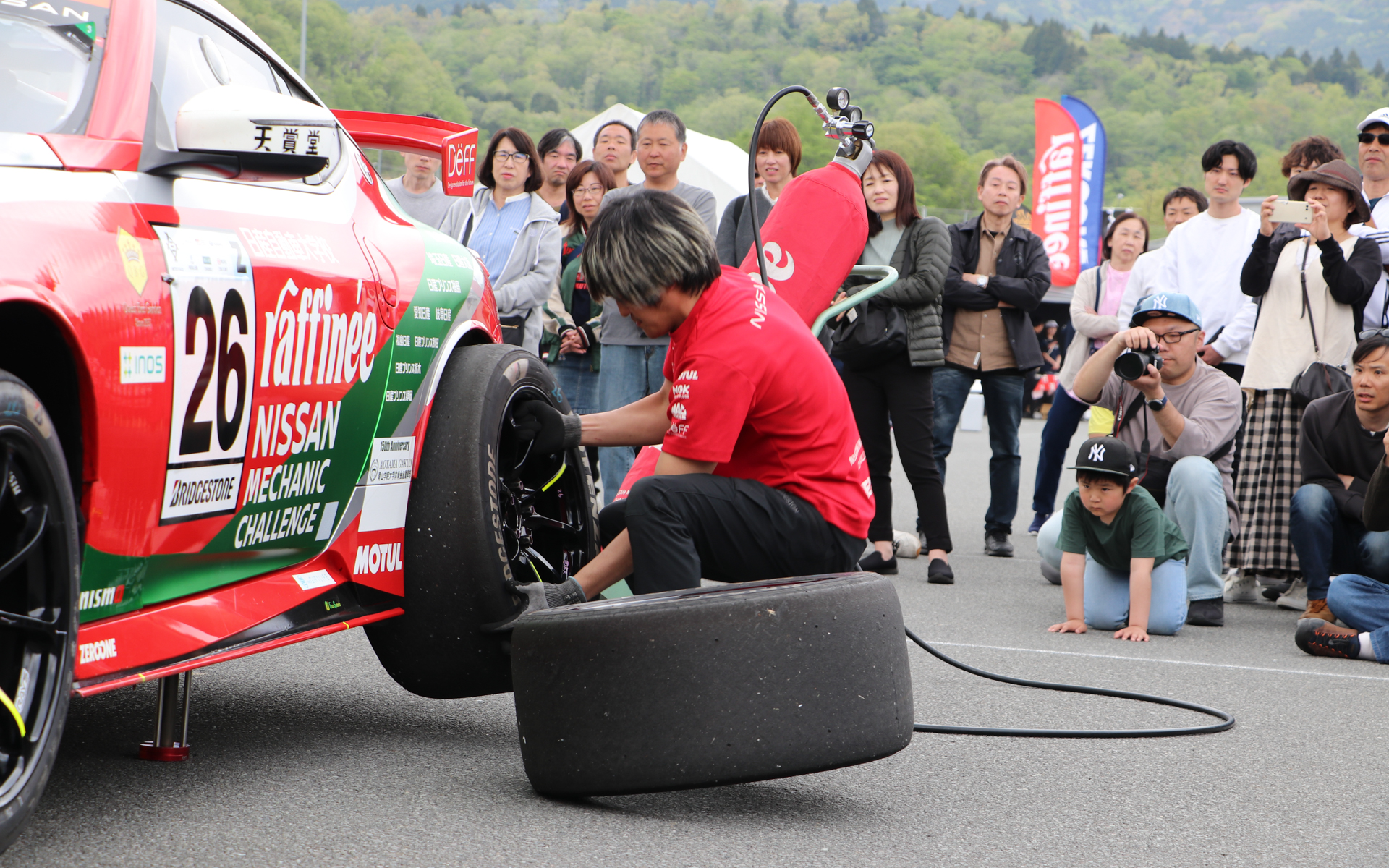 ステージ前ではTEAM ZEROONEのスーパー耐久シリーズ参戦マシン「Nissan Z NISMO GT4」のタイヤ交換デモンストレーションも実施。イベント当日は走行していないのでホイールは冷たかったが、レース本番では超高温になったホイールを、1本あたりわずか10～11秒で交換するという