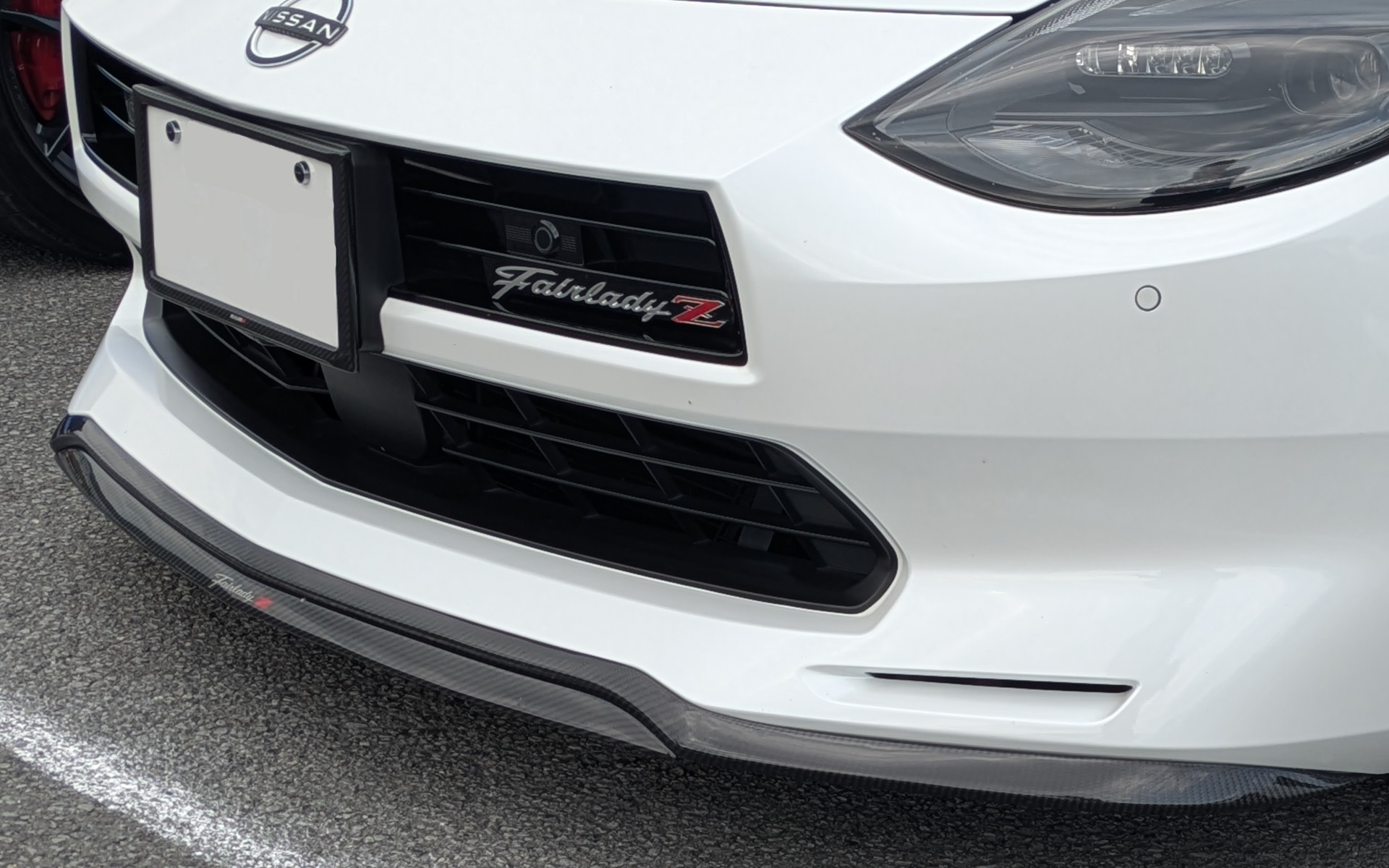 Customized Editionのフロントバンパーにカーボン製リップスポイラーを追加している