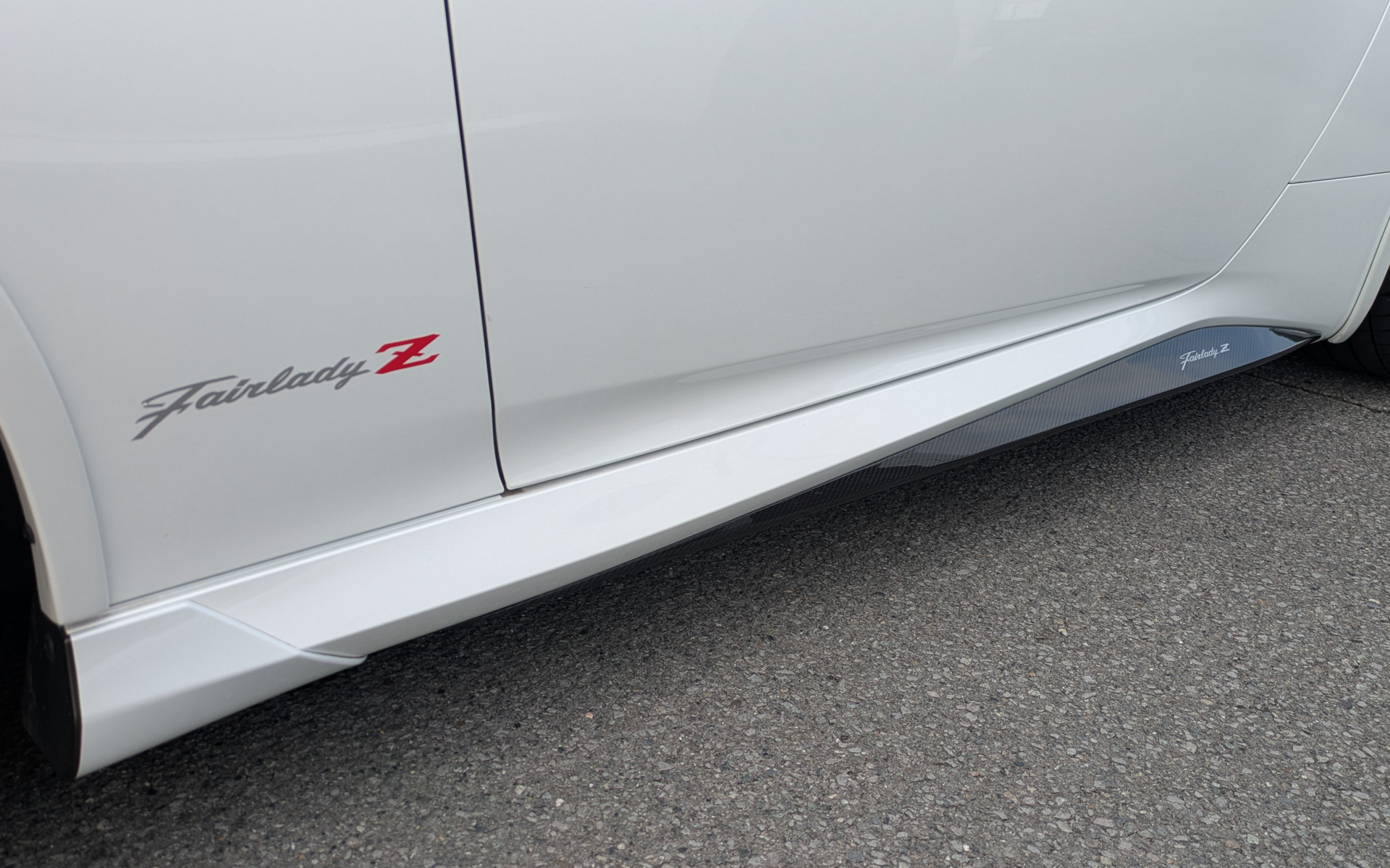 純正っぽいサイドスカートも、黒い部分はしっかりとカーボンの柄が見える