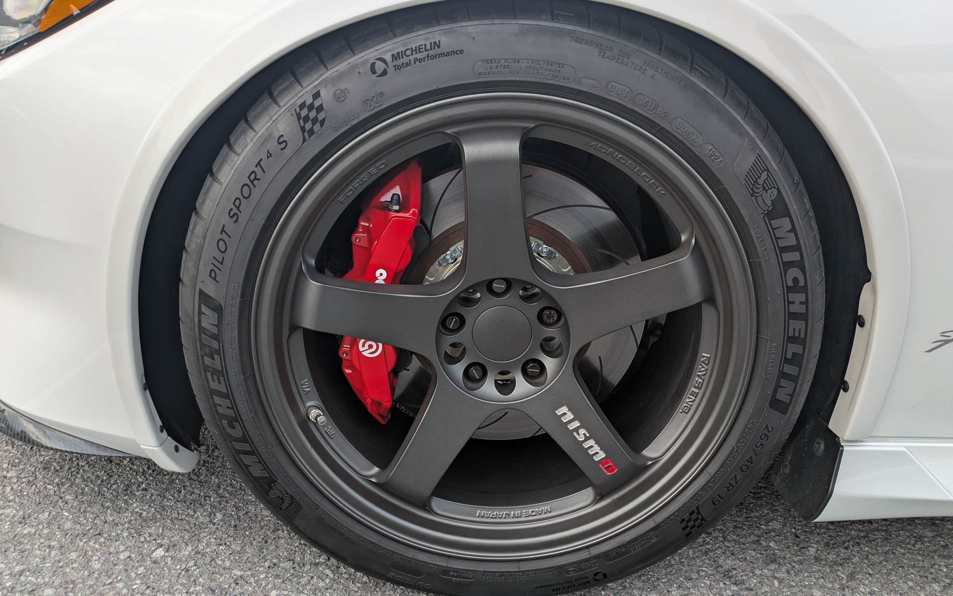 NISMOのロゴが入った19インチホイール。タイヤはミシュランの「パイロットスポーツ4S」が組み合わせられる