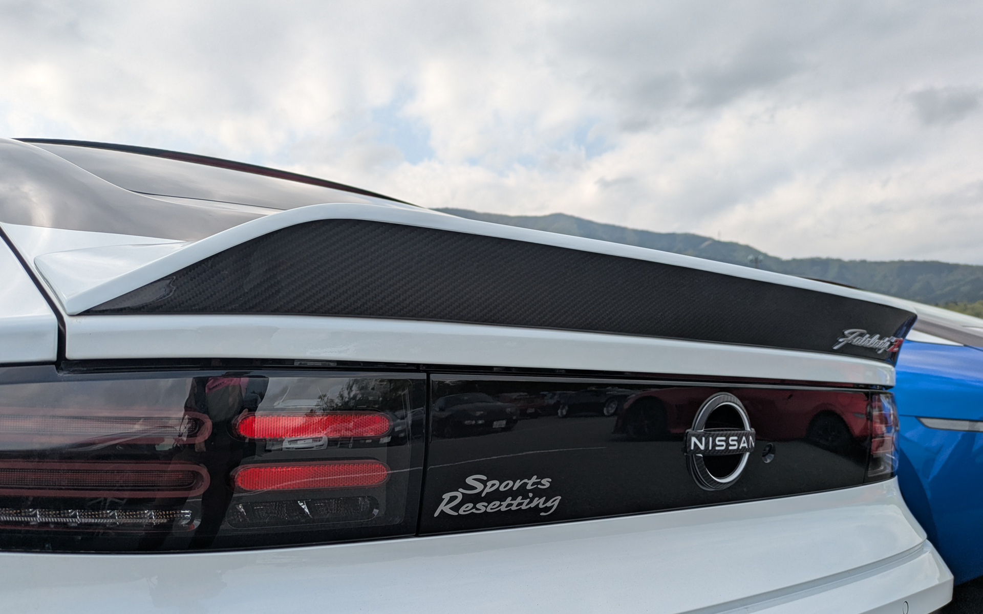 リアウイングは上面はボディ同色にしつつ、リアビューではしっかりとカーボンをアピール