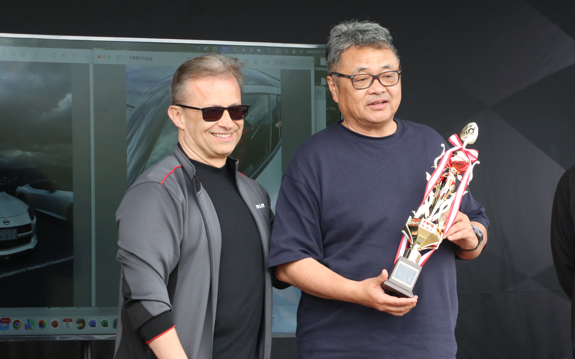 カール氏からトロフィーが授与されたオーナーの湯浅さん。RZ34型オーナーズクラブの幹事を務めており、カスタムリーダーとして先陣を切っているという