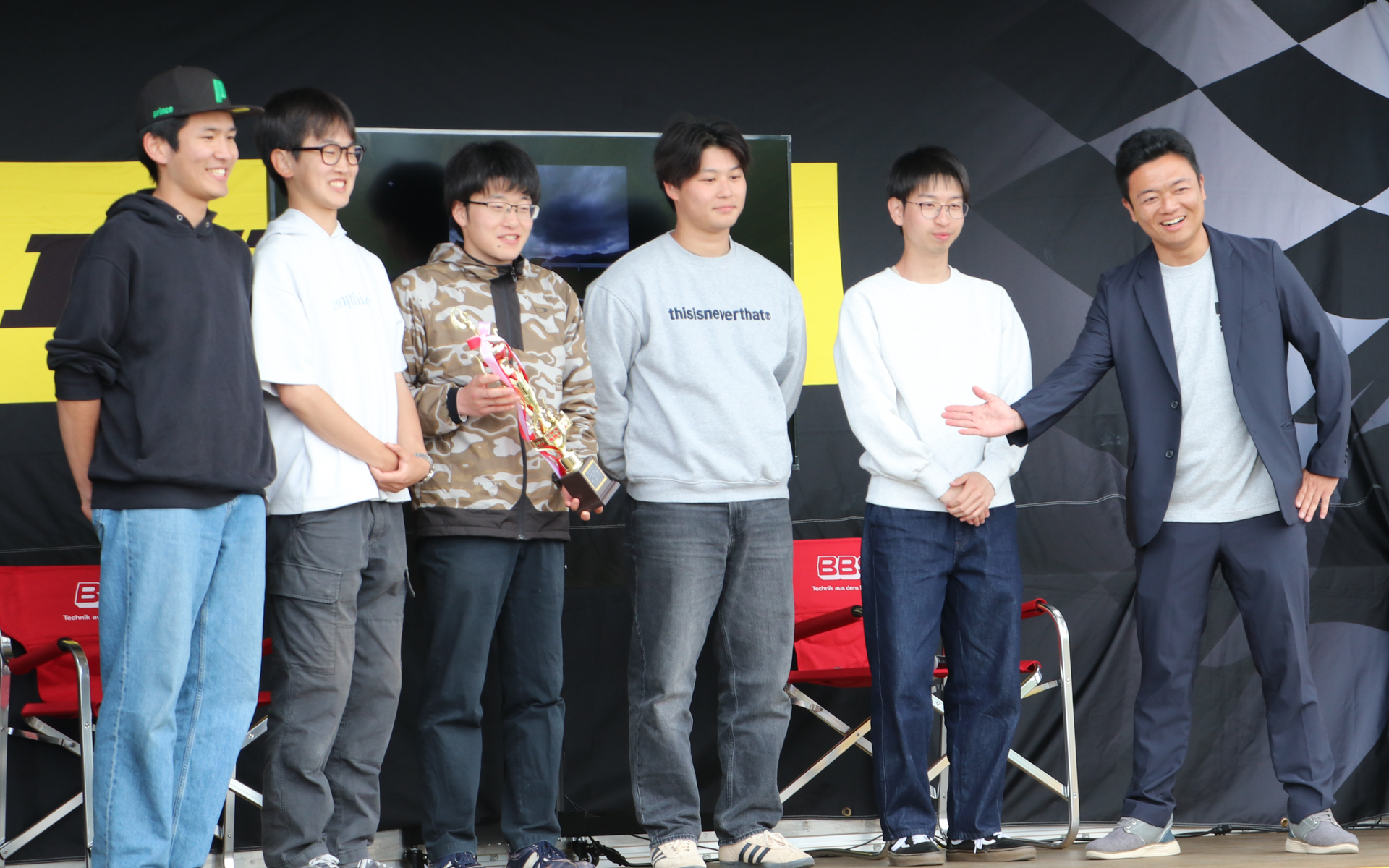 授賞式にはプロジェクトを代表してイベント会場にいた5人の生徒が登壇。自分が担当したパートなどを説明していた