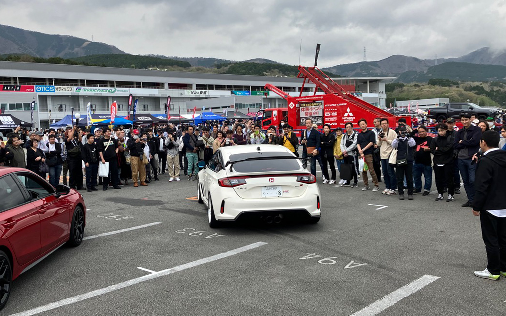 富士スピードウェイで開催された「モーターファンフェスタ2025」はおおにぎわい。Aパドックのホンダアクセスブースにて、1日4回のトークステージに出演してきました。4回目はいつもと趣向を変え、土屋圭市さんの愛車であるシビックTYPE Rのまわりでトークショー。土屋さんこだわりのカスタムをご紹介しました