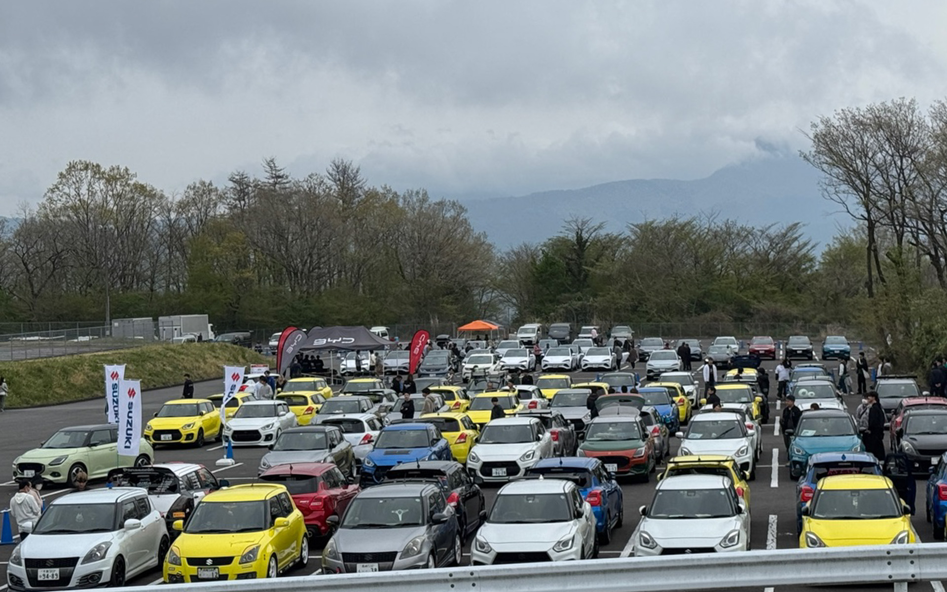 駐車場ではいろんなオーナーズミーティングが行なわれていて、BYDやスイフトがずらり大集合した光景は圧巻でした