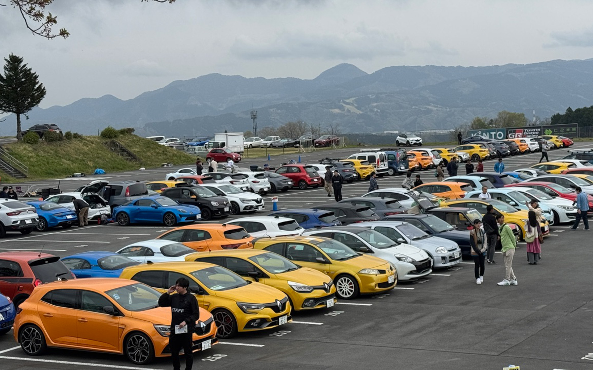 こちらはルノーのオーナーズミーティング。ルノー・スポールカップ/アルピーヌカップに出場するオーナーさんもいて、勇ましい走りを見せてくれていました