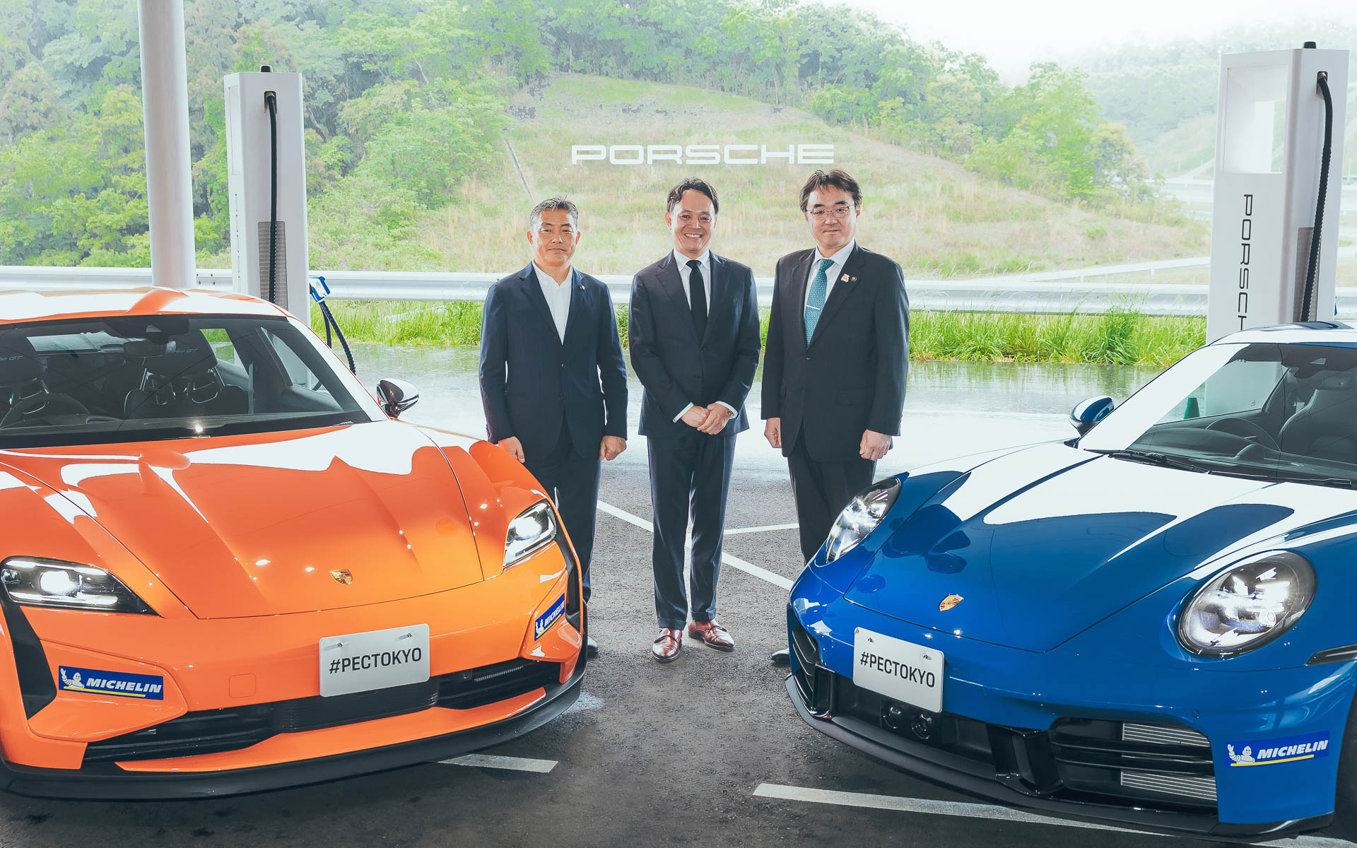 左から、木更津市長 渡辺芳邦氏、ポルシェジャパン プロダクト＆サービス部 執行役員 藤井隆行氏、袖ケ浦市長 粕谷智浩氏