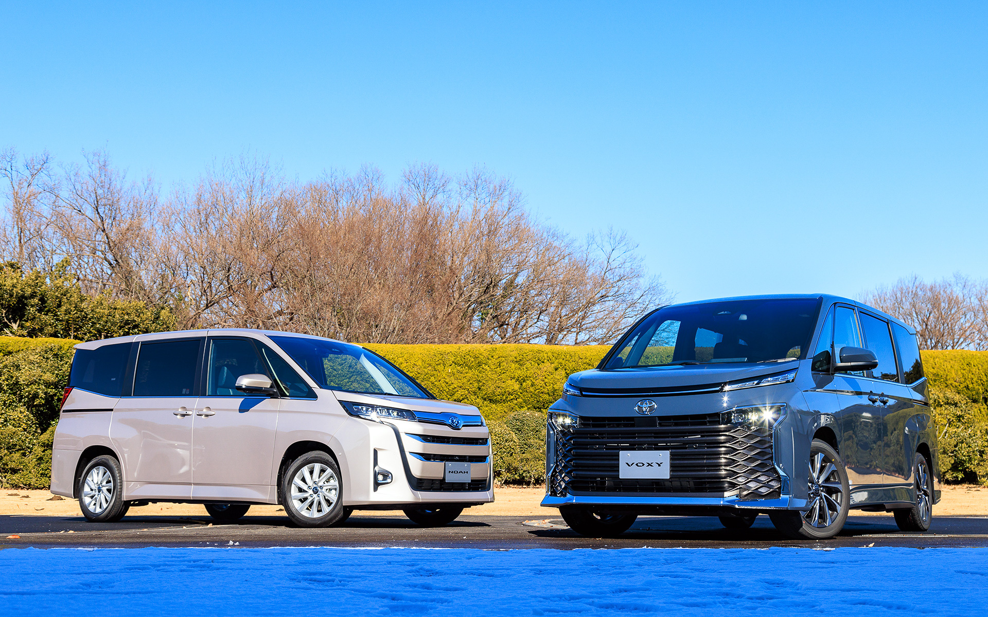 乗用車ランキング7位の「ノア」（左）と、8位の「ヴォクシー」（右）