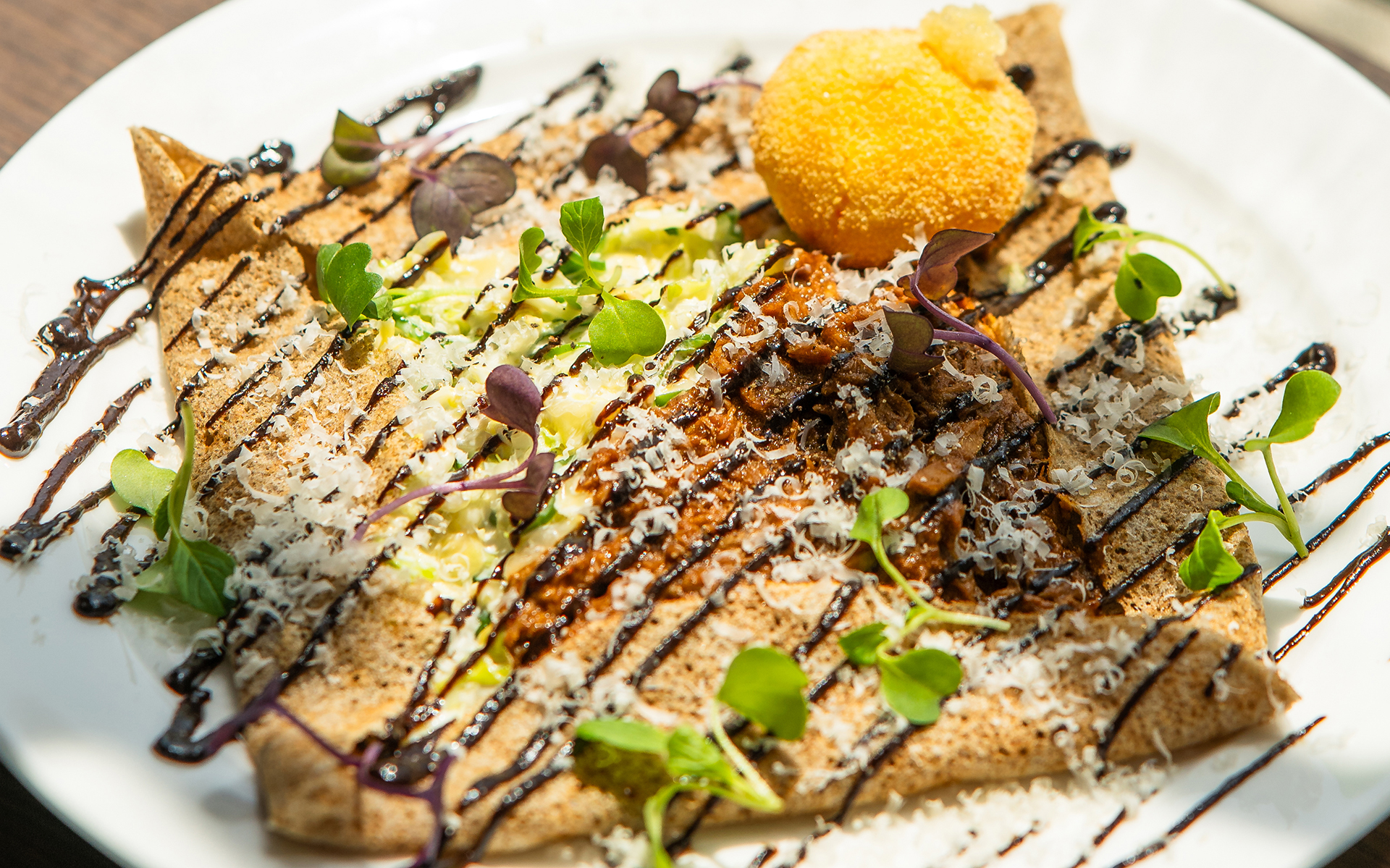 スペシャルメニュー「プルドポークとブラックベリーのガレット」