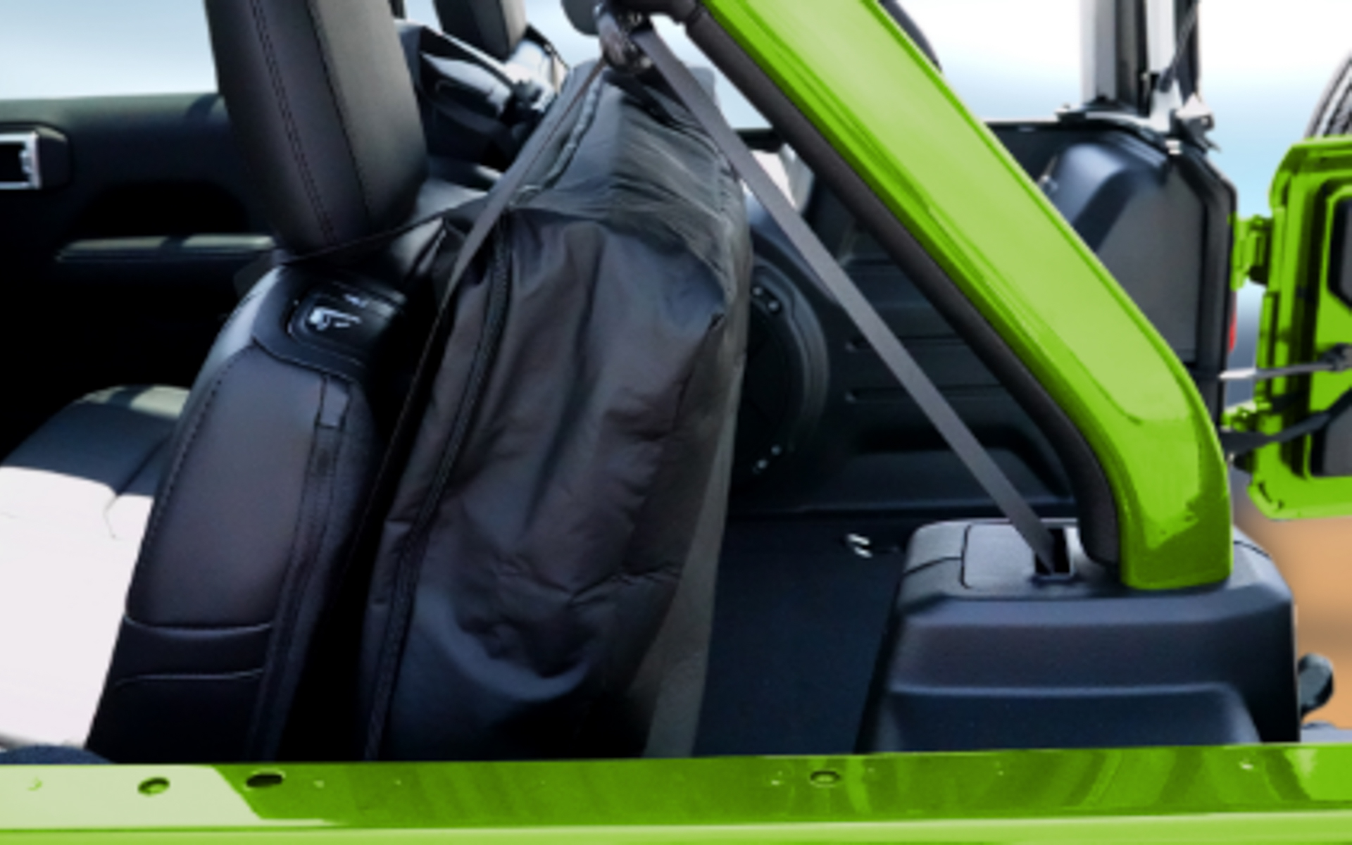 取り外したリアクォーターウィンドウは、専用バッグに収納してリアシート背面に取り付けられる