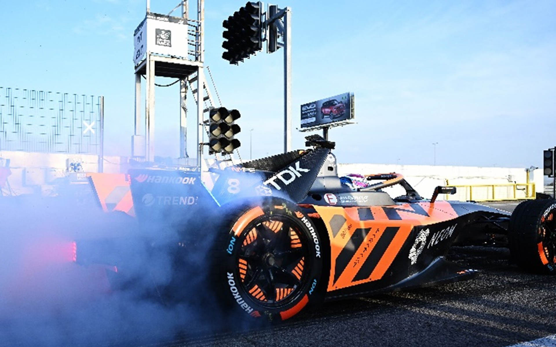 TDKは「テクノロジー企業として、特別な体験プログラムをNEOM McLaren Formula E チーム・McLaren Shadow F1チームとともに提供できることをうれしく思います」とコメント