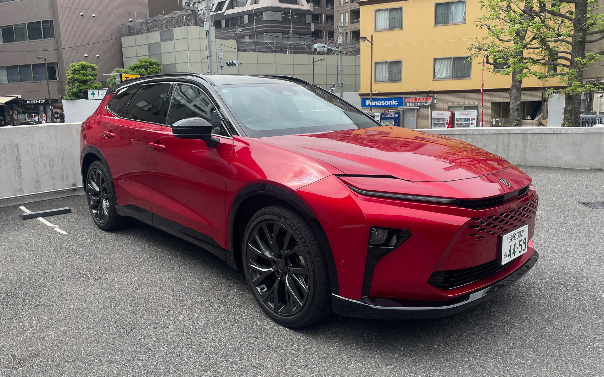 赤いクラウンエステートはワゴンというイメージを超えてスポーツカーのように見える