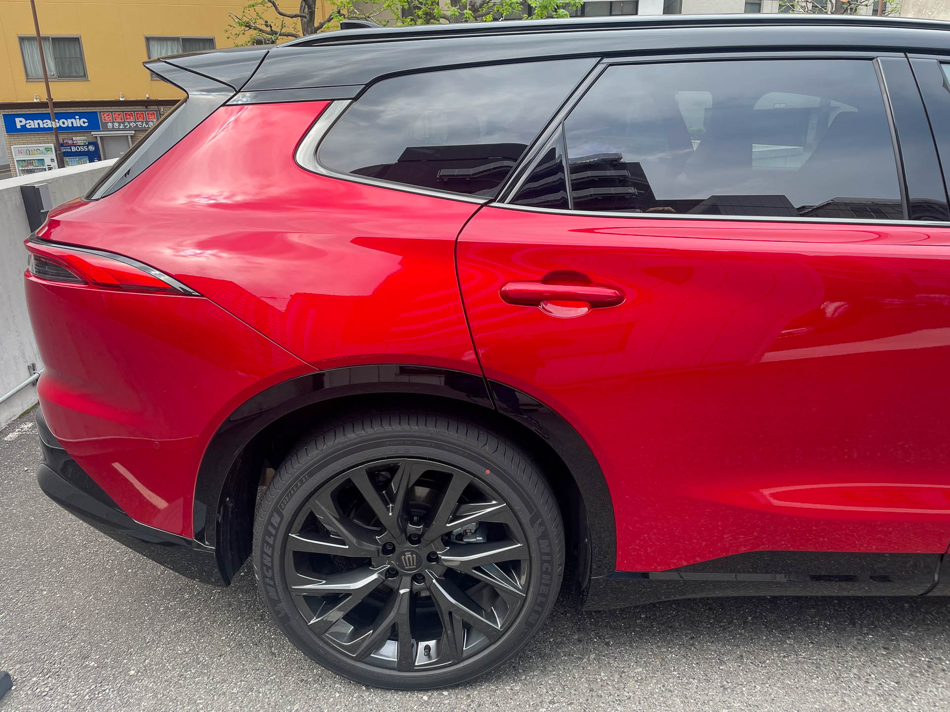 クラウンエステートの後部。見かけによらない働き者。予想以上に長いトランクには長いものも余裕で入る