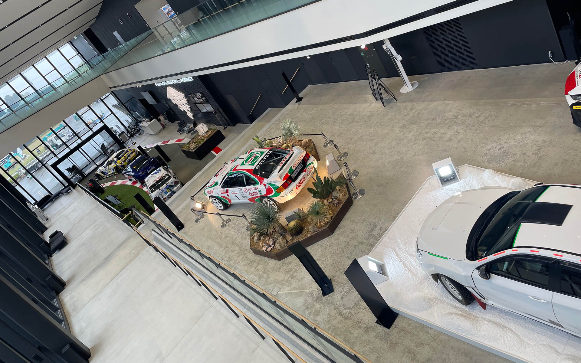 富士スピードウェイ西ゲートのそばにあるモータースポーツフォレスト。誰でも入場でき、展示車両は定期的に入れ替わる。隣のガレージではレーシングカーのメンテナンスが行なわれており、2階から見学できる。お勧めスポットです