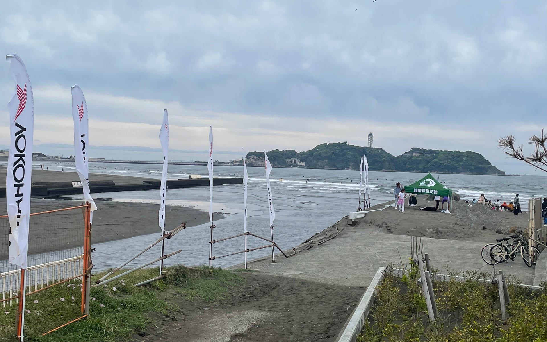 鵠沼海岸で行なわれた全日本ジュニアオープンサーフィン選手権大会。日本のサーフィン人口は厚く、海の近くに移り住む人も少なくないという。ここから世界を転戦するサーファーが出てくるに違いない。頑張れ！