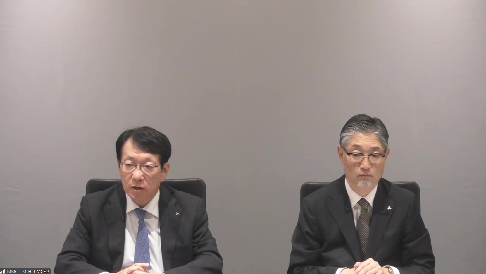 オンライン開催された2024年度通期決算説明会に出席した三菱自動車工業株式会社 代表執行役社長 兼 最高経営責任者 加藤隆雄氏（左）と同代表執行役副社長（CFO）松岡健太郎氏（右）