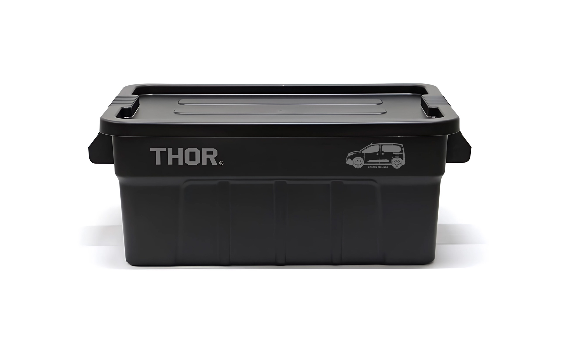 「シトロエンオリジナル ベルランゴ コンテナボックス」は、無骨なデザインで耐久性のあるコンテナボックス。ベルランゴのラゲッジスペースにフィットし、車内設置の収納箱としてはもちろんのこと、アウトドアなど幅広いシーンでも活躍する