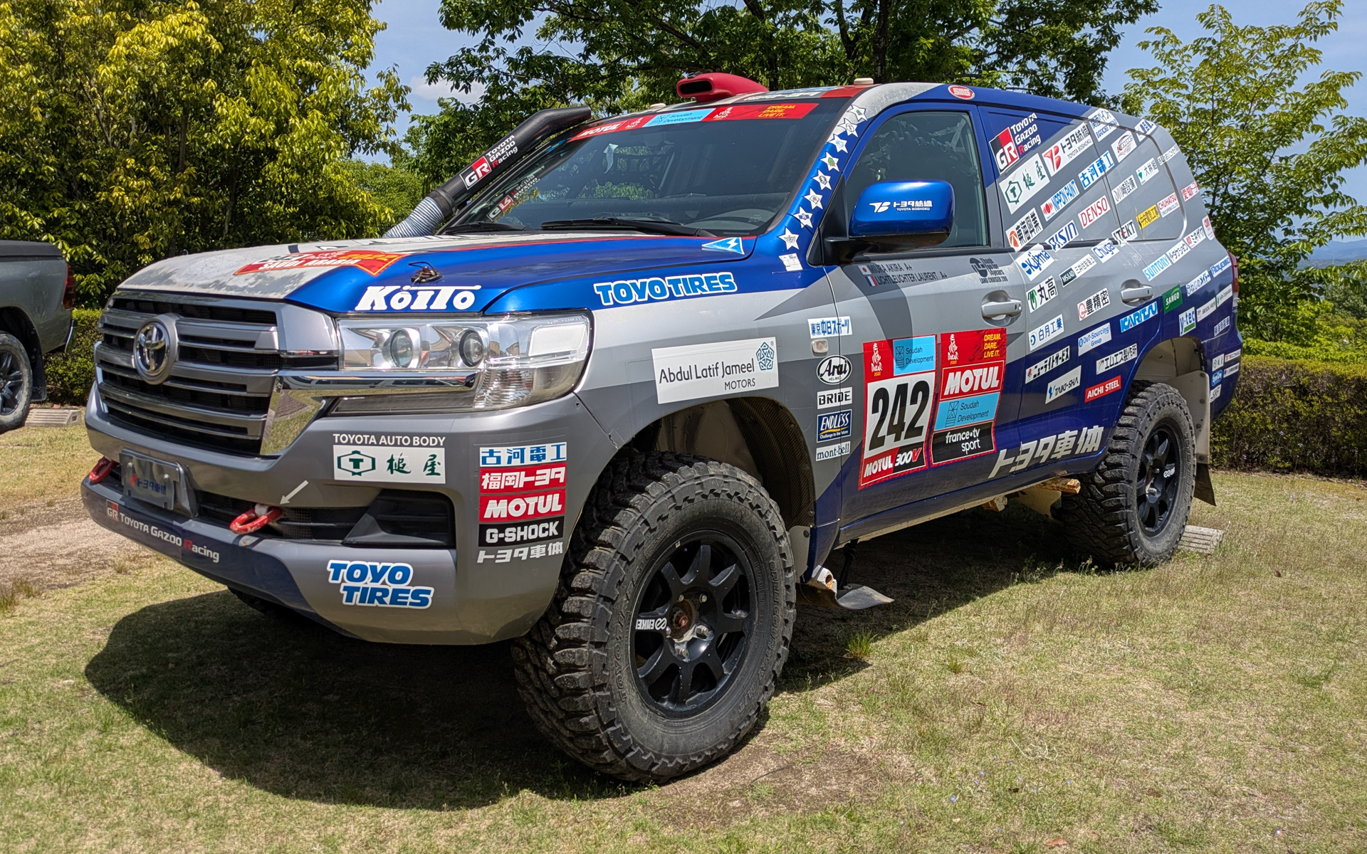 発表会場には、2022年に新開発のオープンカントリーM/T-Rを履き、ダカールラリー2022で優勝したTLCのランクルも展示されていた