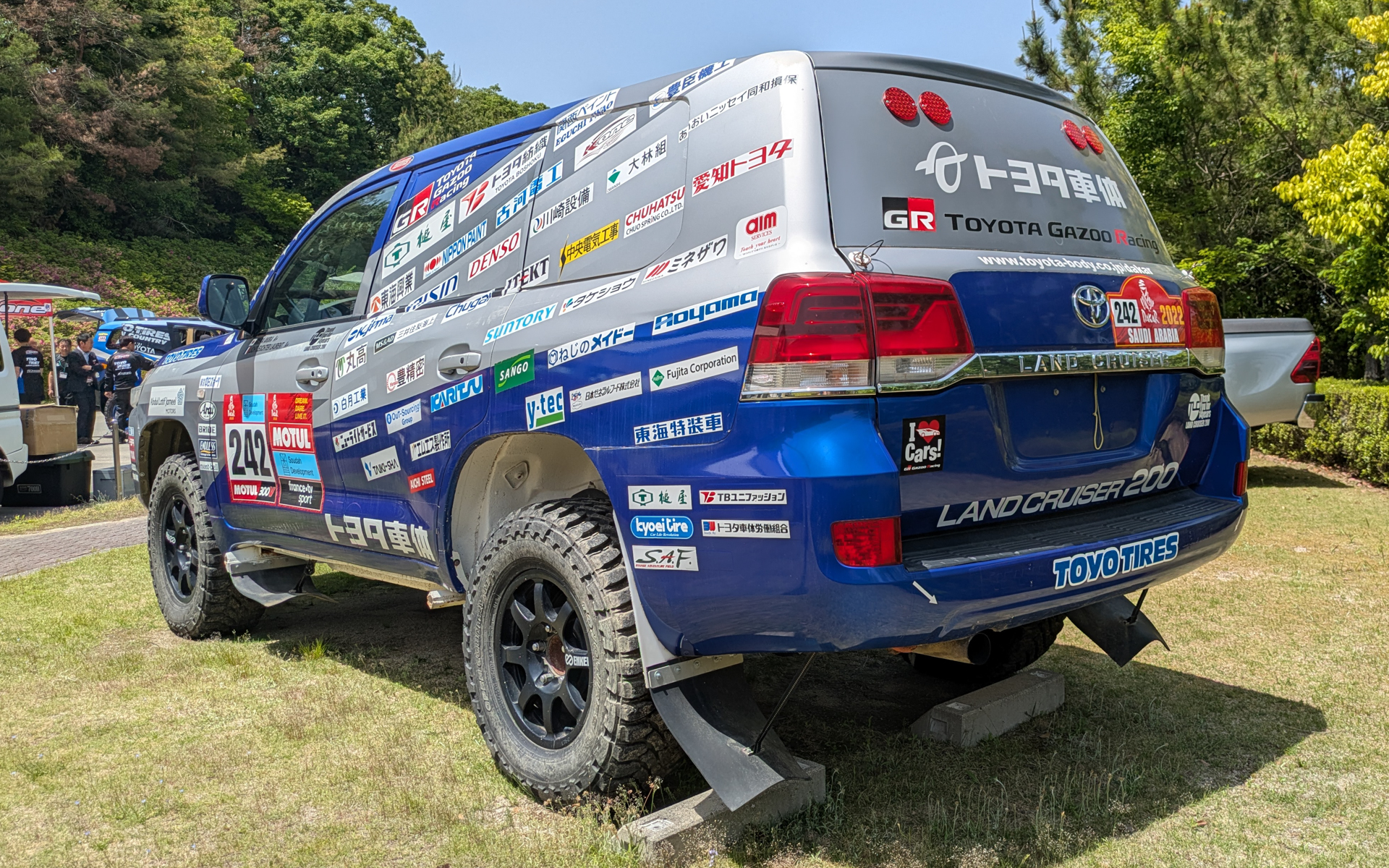 発表会場には、2022年に新開発のオープンカントリーM/T-Rを履き、ダカールラリー2022で優勝したTLCのランクルも展示されていた