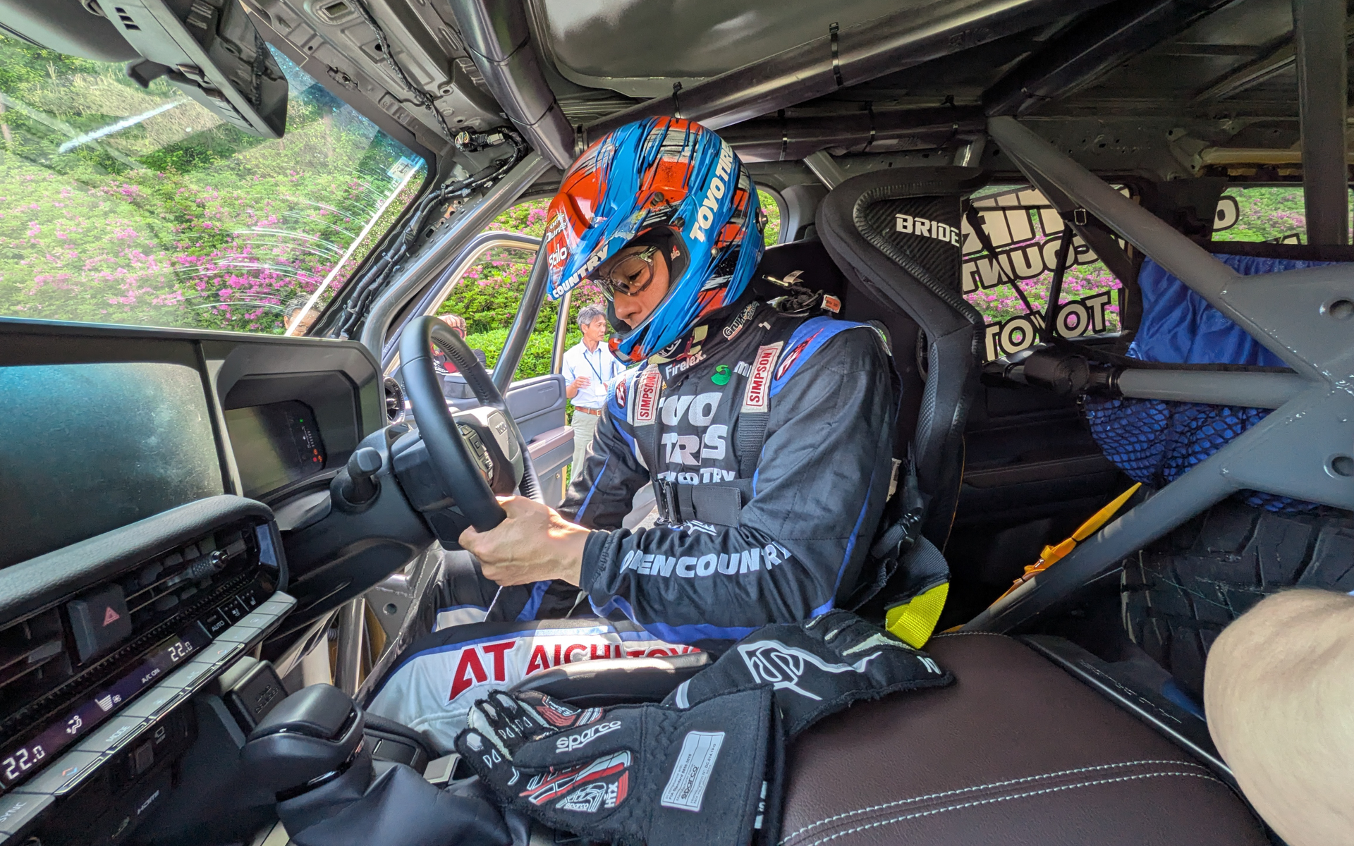 通常ナビのあるディスプレイは外されパネルになっている