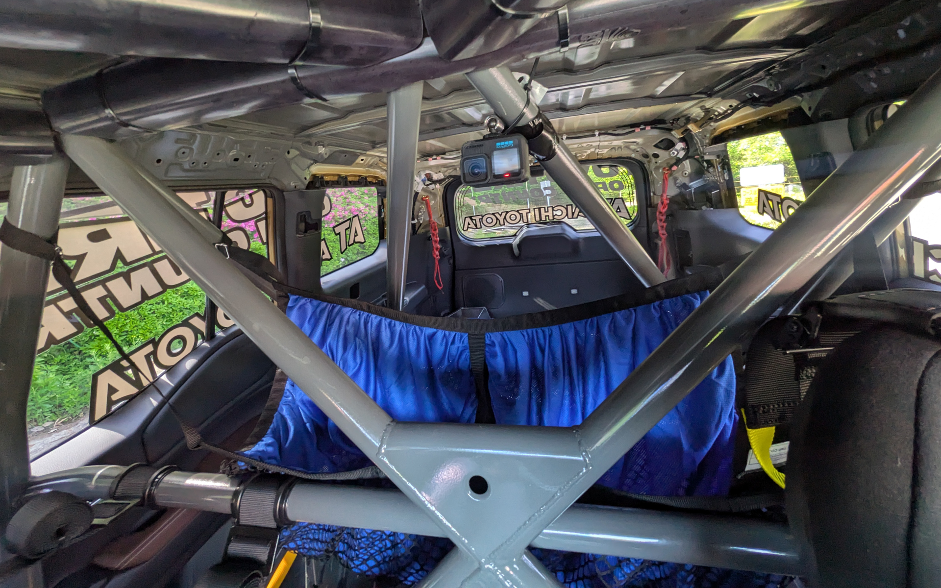 青いのはヘルメットを置くためのネット