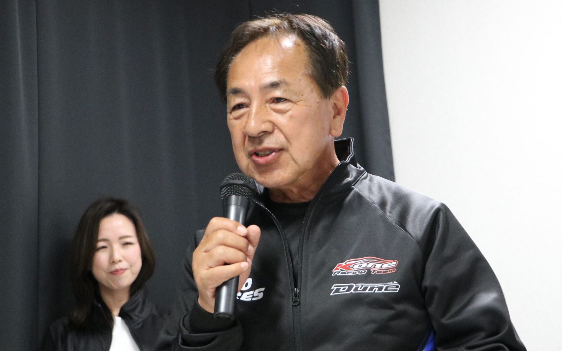 共栄タイヤサービス株式会社 代表取締役社長 小菅英久氏。2021年にダカールラリーに参戦しているTLCのスポンサードを開始している